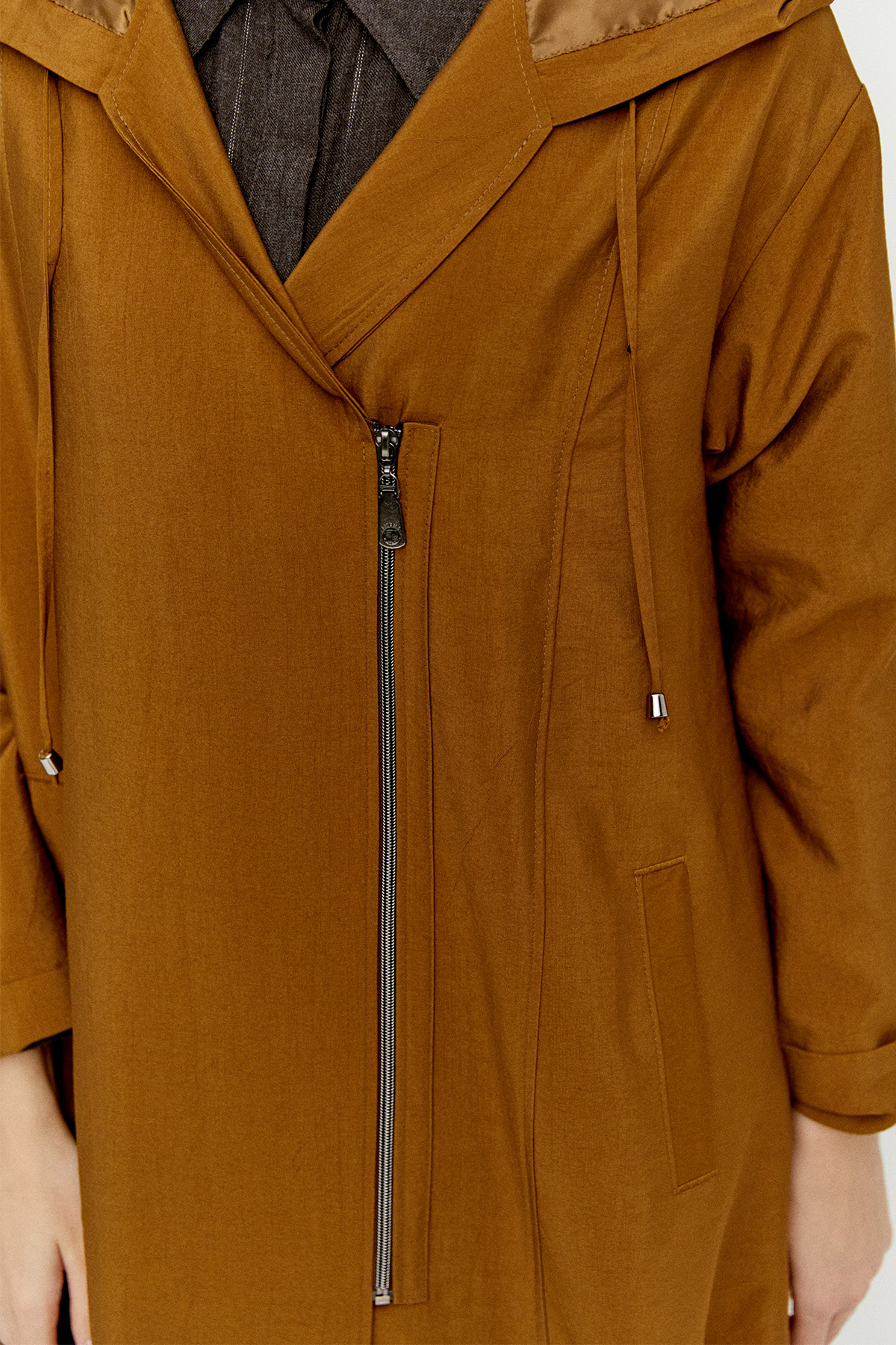 Pilikaşe Detaylı Kruvaze Kapüşonlu Kap