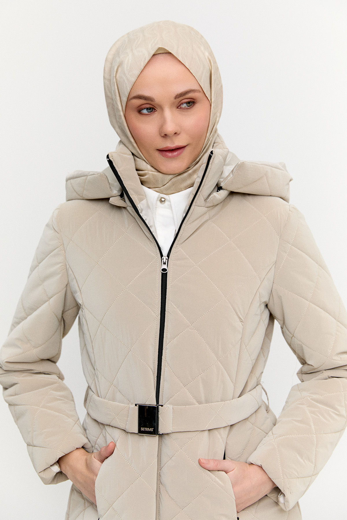 Kapüşonlu Kemerli Kapitone Kaban, Tesettür Giyim