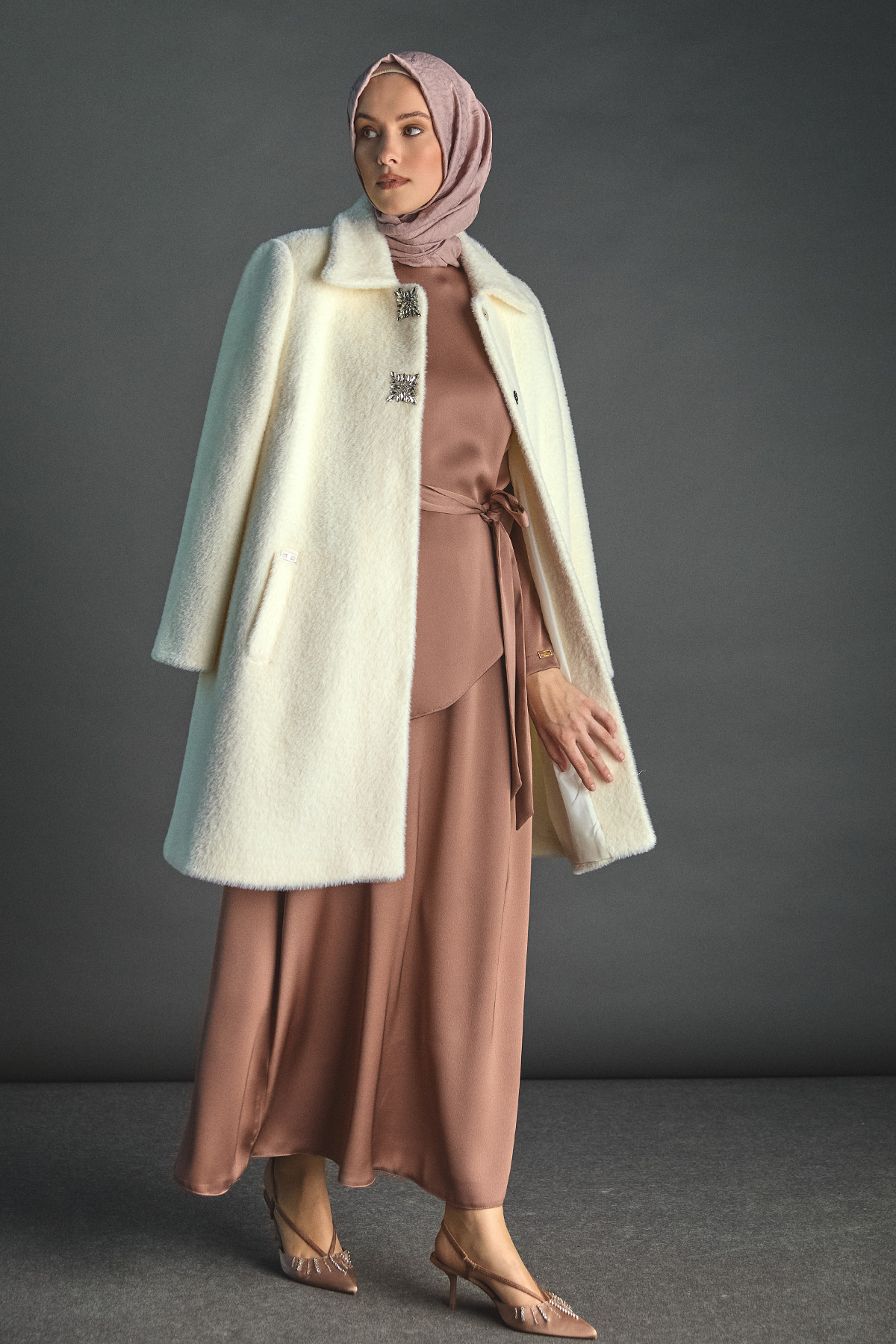 Angora Suni Kürk Klasik Kesim Broş Detaylı Kaban