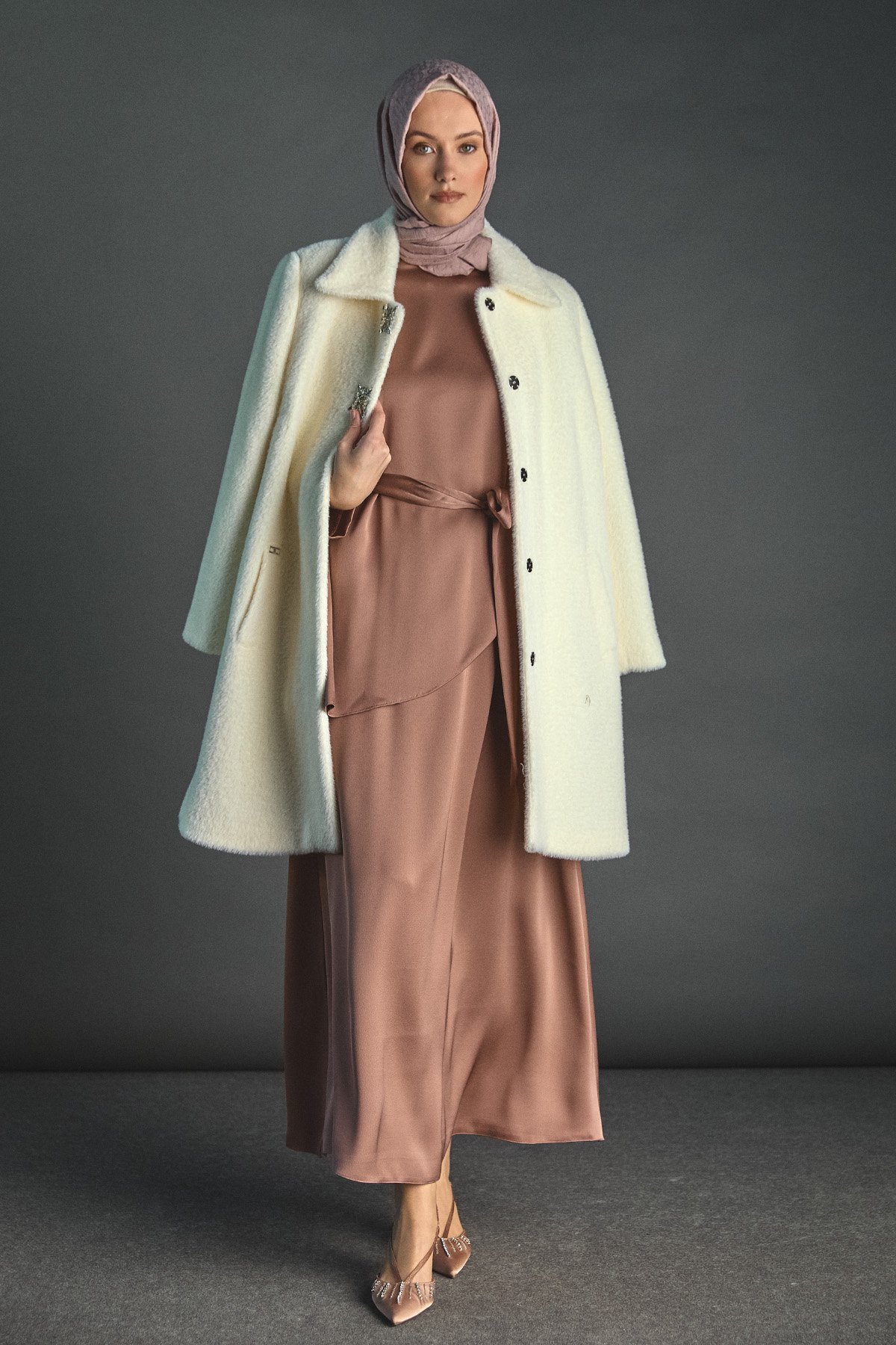 Angora Suni Kürk Klasik Kesim Broş Detaylı Kaban