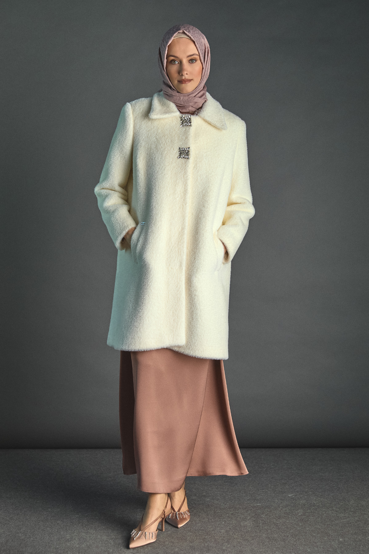 Angora Suni Kürk Klasik Kesim Broş Detaylı Kaban