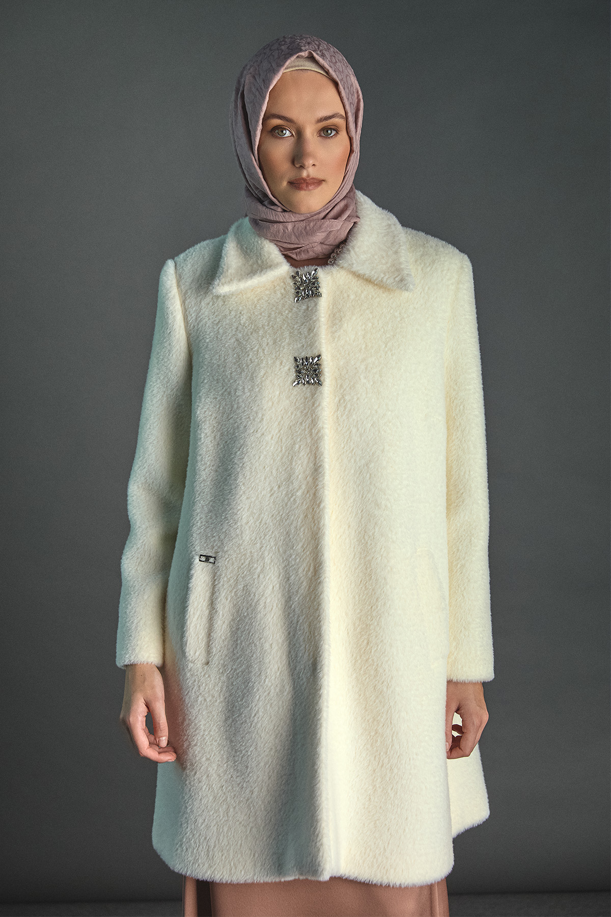 Angora Suni Kürk Klasik Kesim Broş Detaylı Kaban