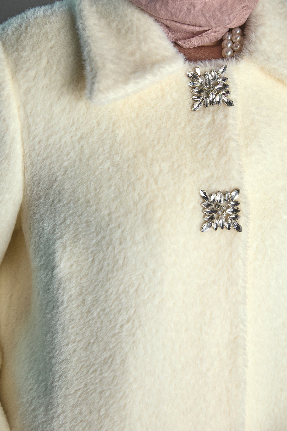 Angora Suni Kürk Klasik Kesim Broş Detaylı Kaban