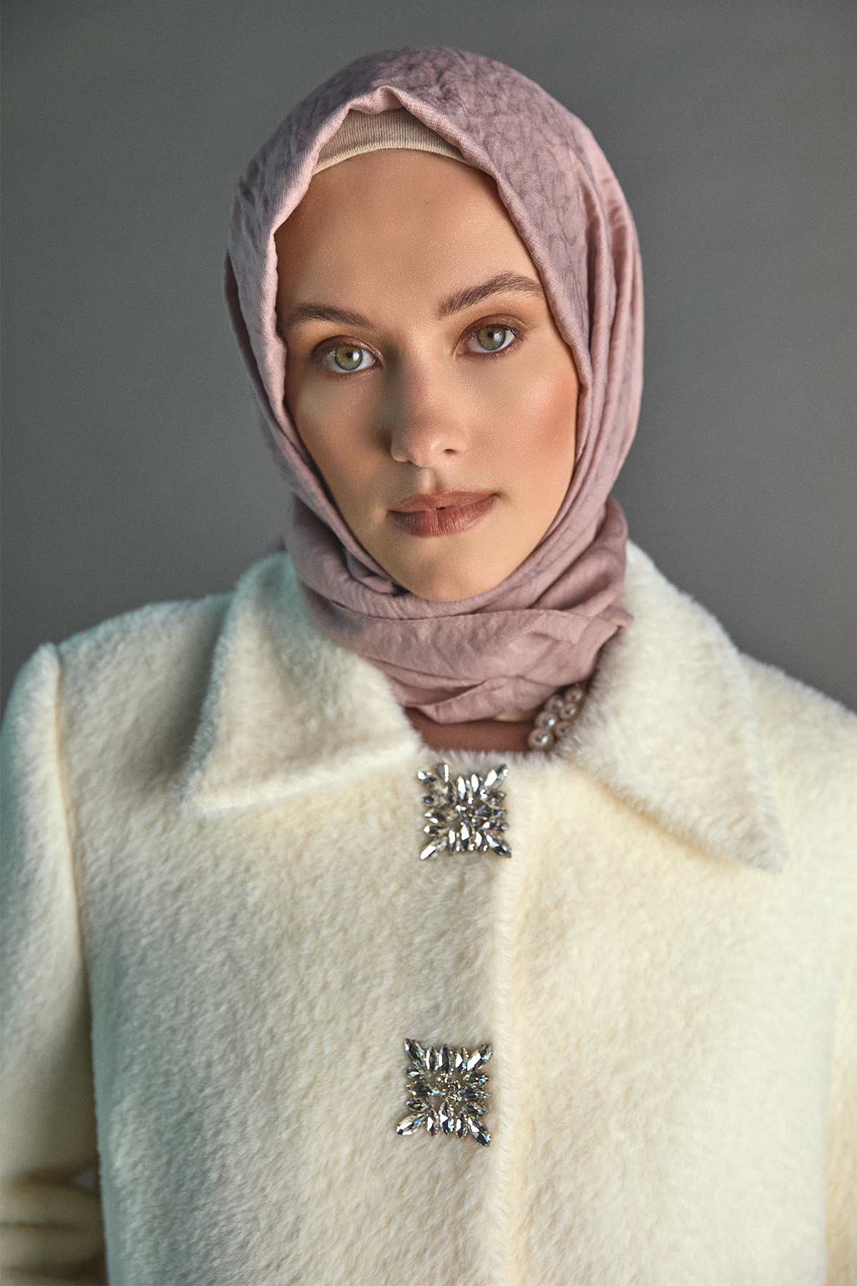 Angora Suni Kürk Klasik Kesim Broş Detaylı Kaban