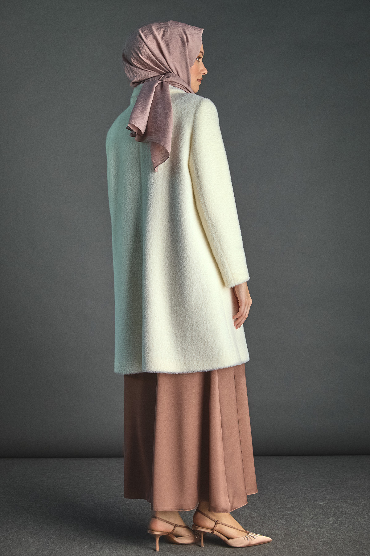 Angora Suni Kürk Klasik Kesim Broş Detaylı Kaban