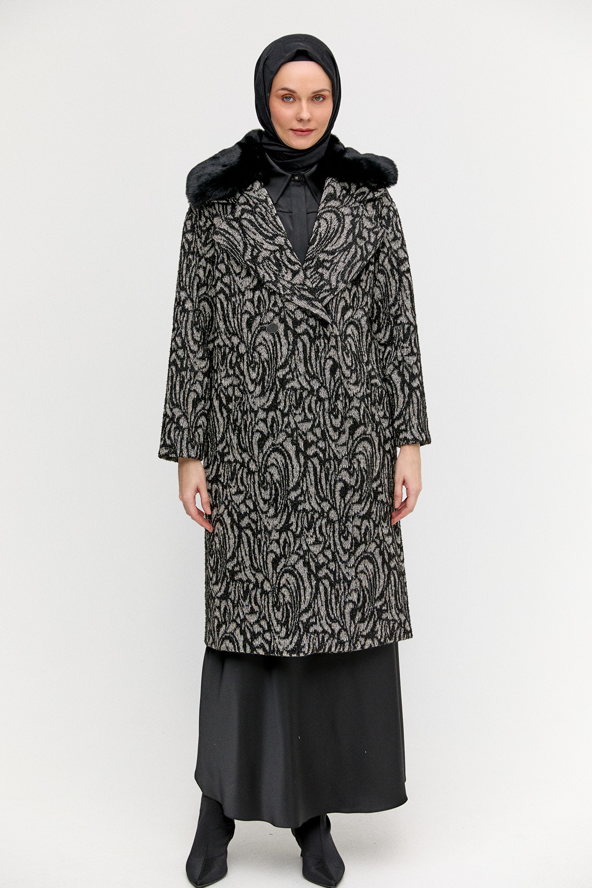 Desenli Simli Suni Kürk Detaylı Kruvaze Kaban, Tesettür Giyim