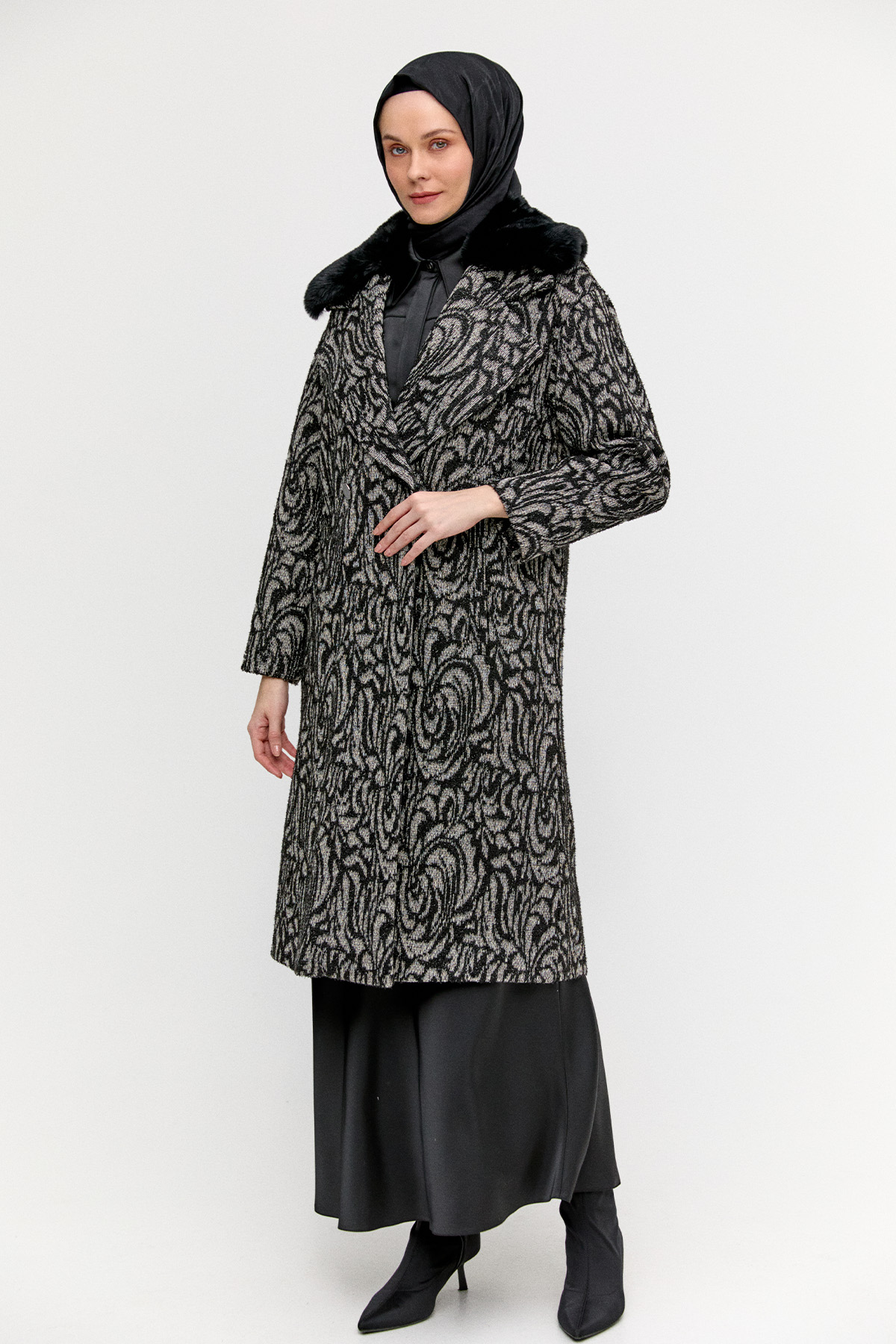 Desenli Simli Suni Kürk Detaylı Kruvaze Kaban, Tesettür Giyim