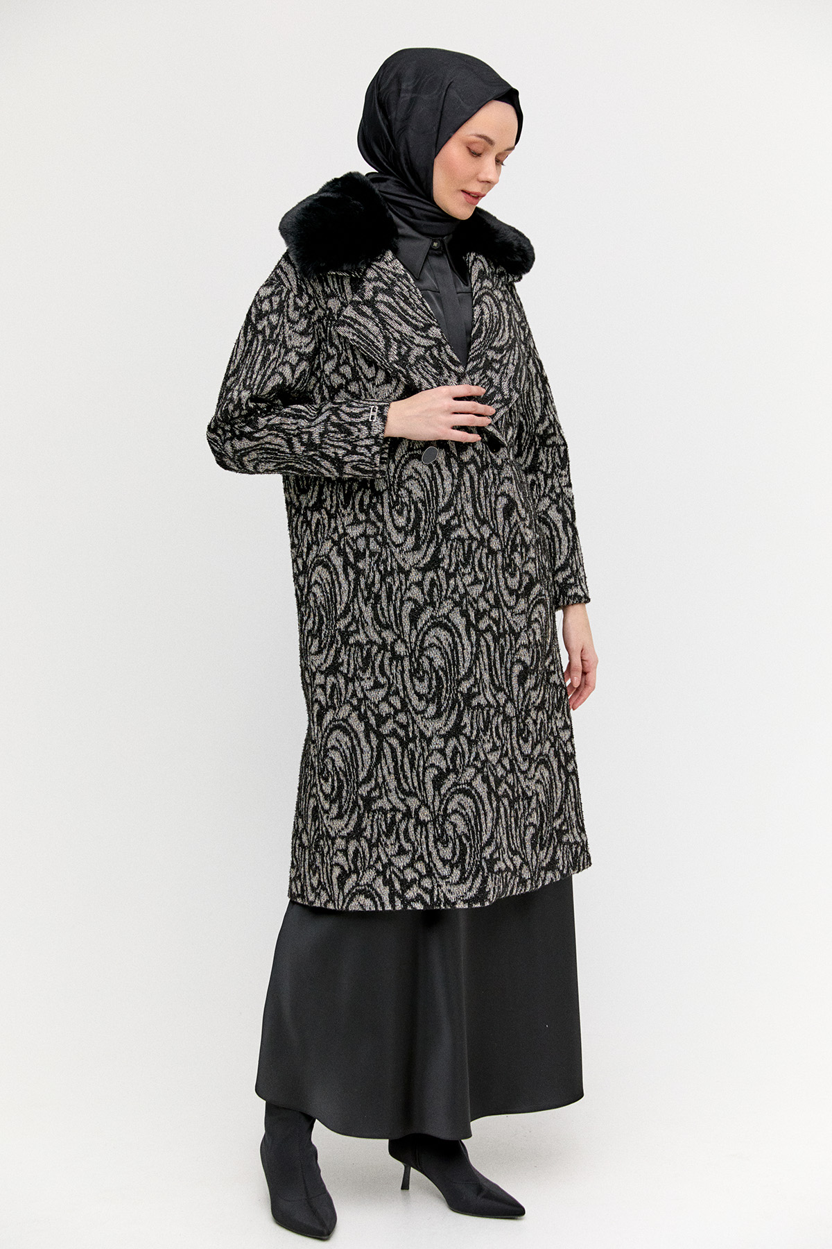 Desenli Simli Suni Kürk Detaylı Kruvaze Kaban, Tesettür Giyim