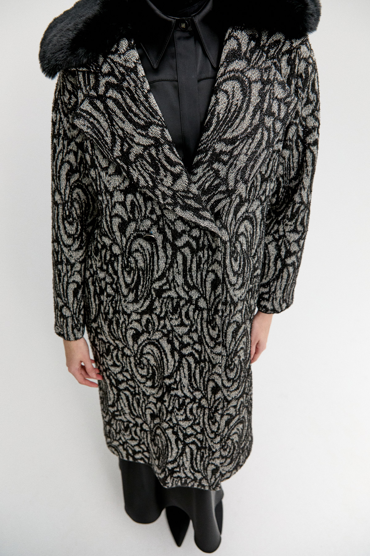 Desenli Simli Suni Kürk Detaylı Kruvaze Kaban, Tesettür Giyim