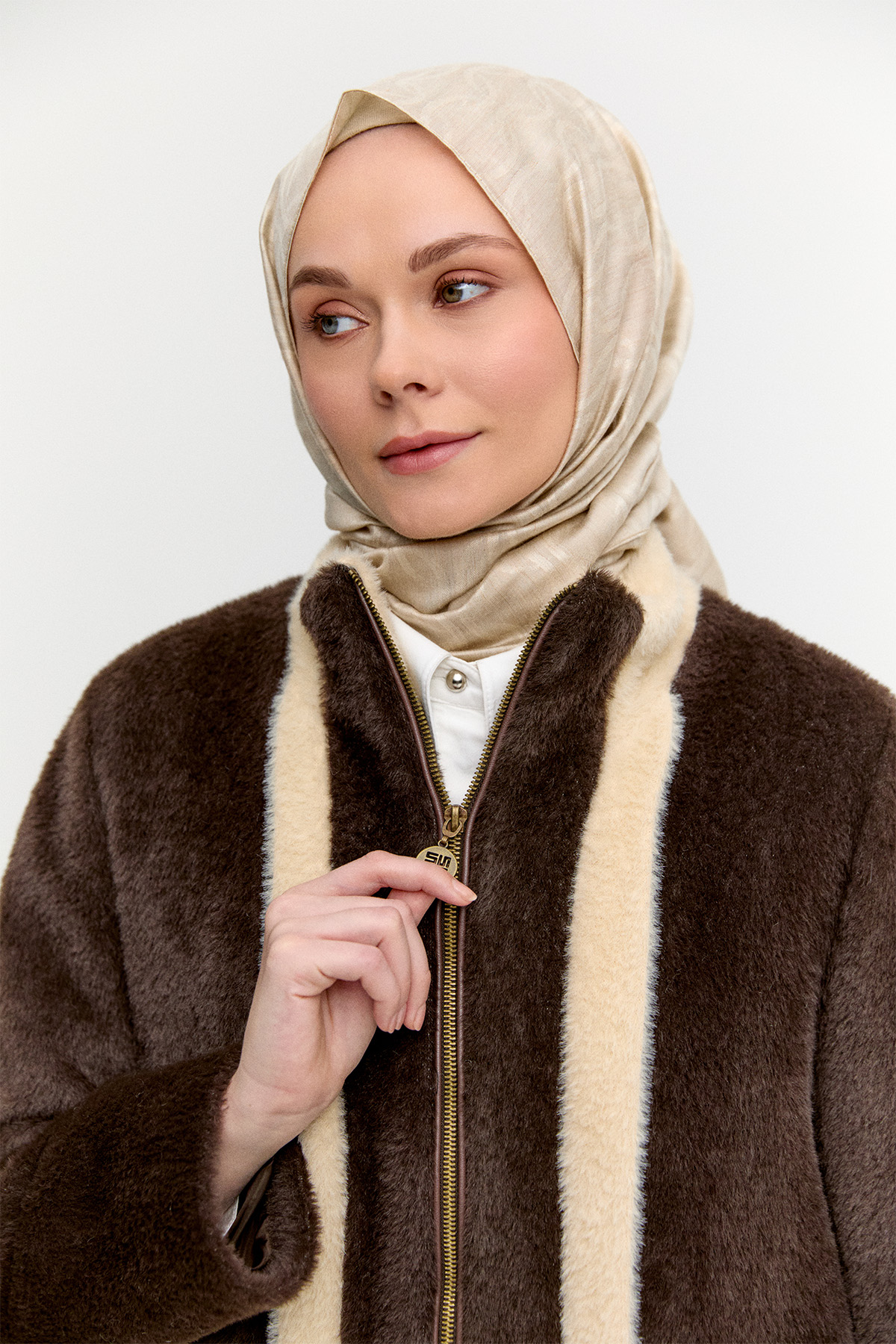 Fermurlı Yüksek Yaka Kaban, Tesettür Giyim