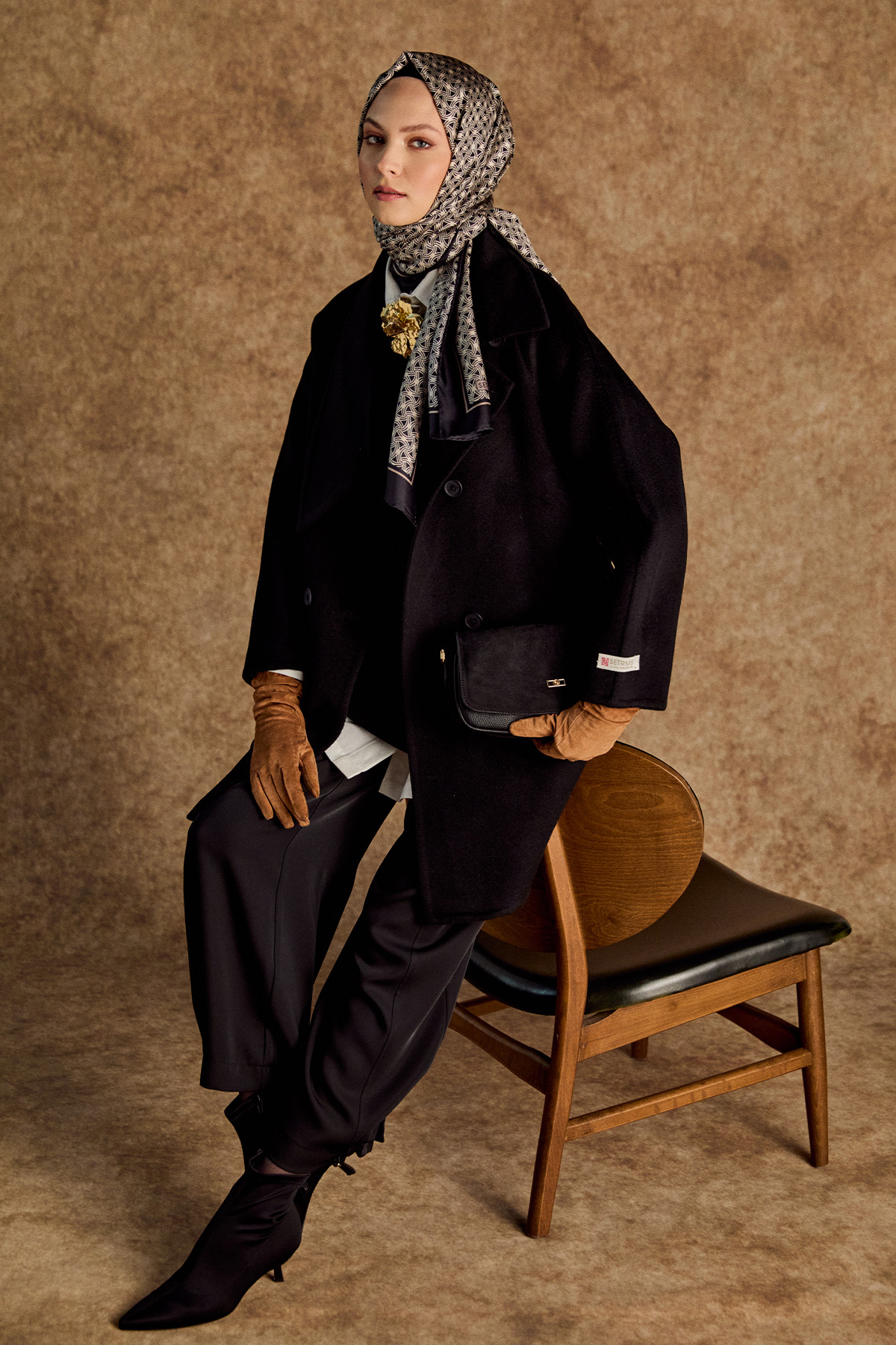 Mendil Yaka Kruvaze Kuşaklı Yün Kaban