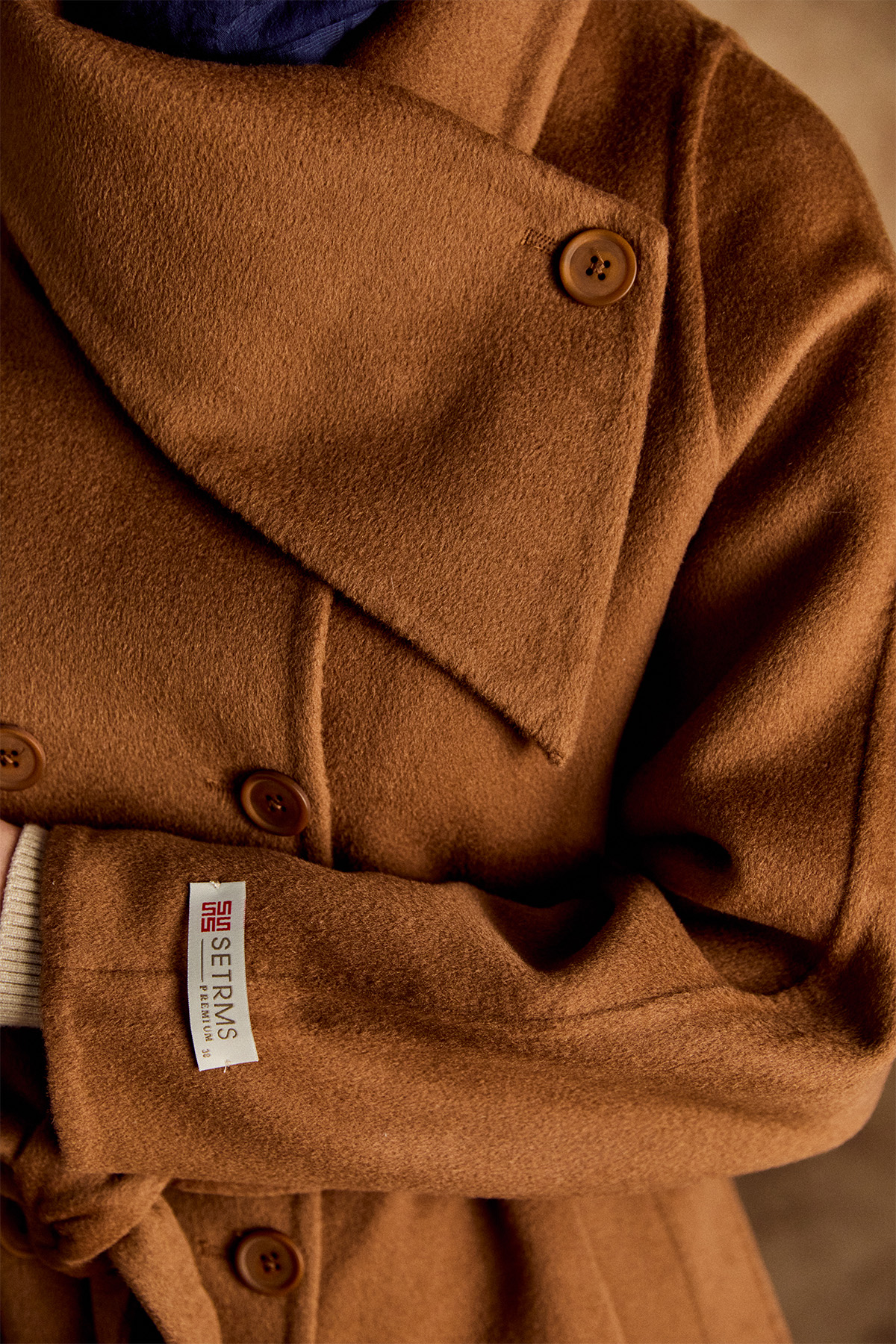 Mendil Yaka Kruvaze Kuşaklı Yün Kaban