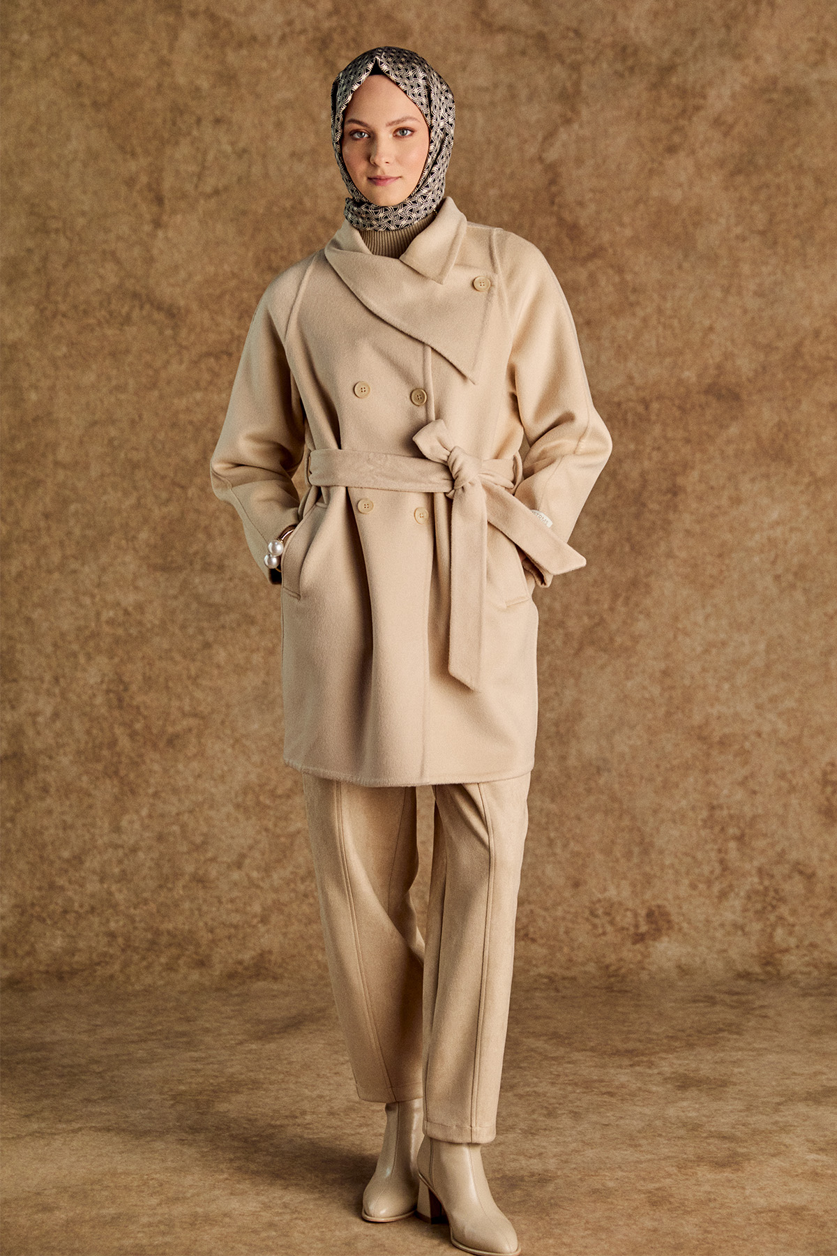 Mendil Yaka Kruvaze Kuşaklı Yün Kaban