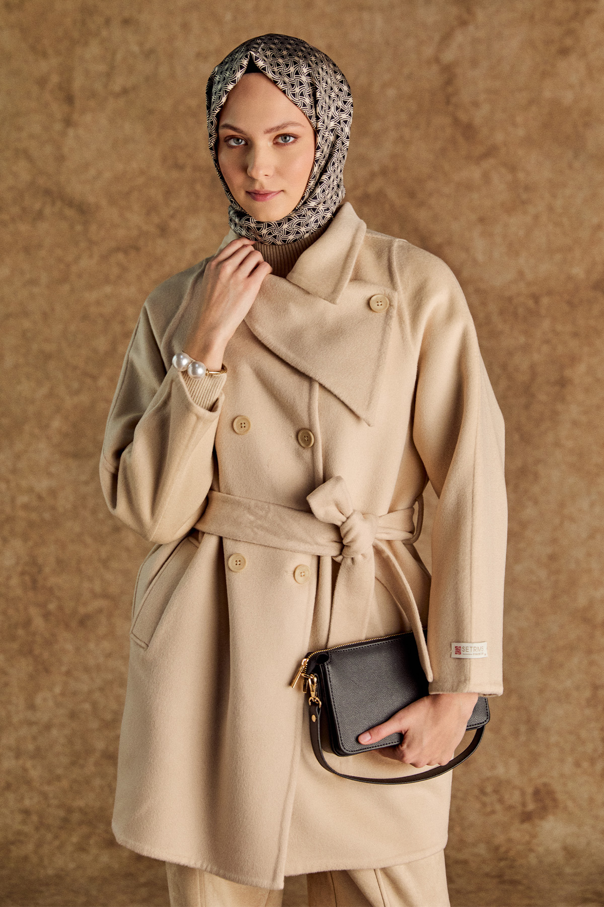 Mendil Yaka Kruvaze Kuşaklı Yün Kaban