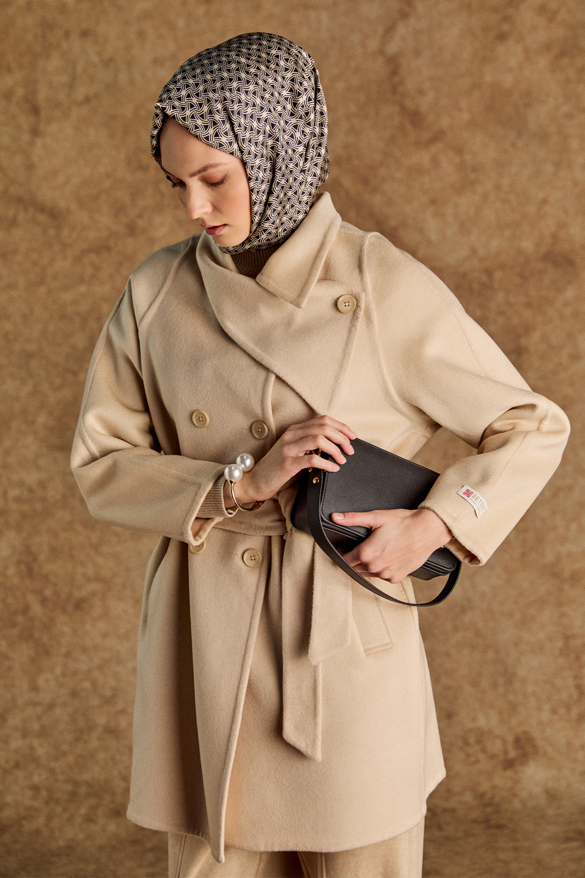 Mendil Yaka Kruvaze Kuşaklı Yün Kaban