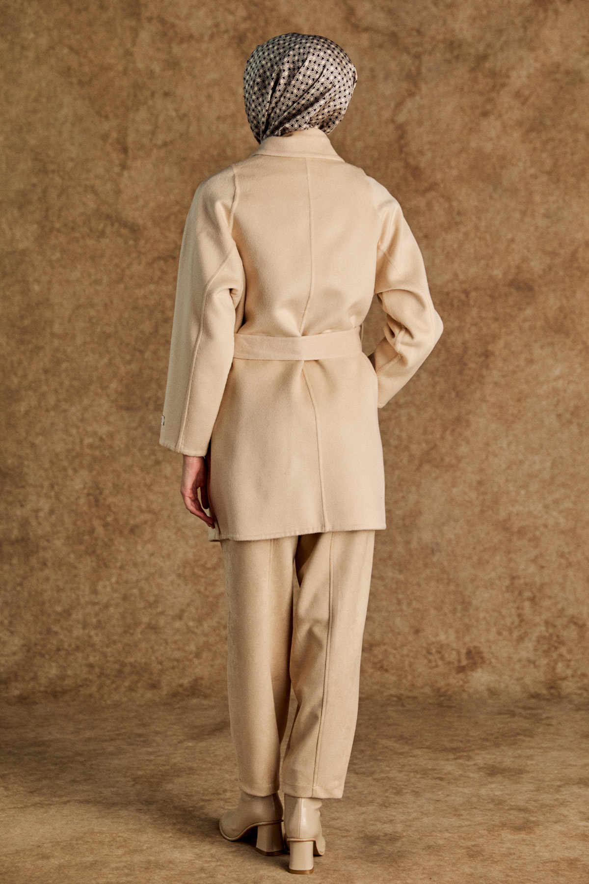 Mendil Yaka Kruvaze Kuşaklı Yün Kaban