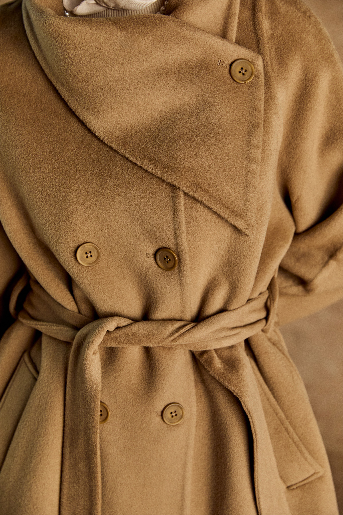 Mendil Yaka Kruvaze Kuşaklı Yün Kaban