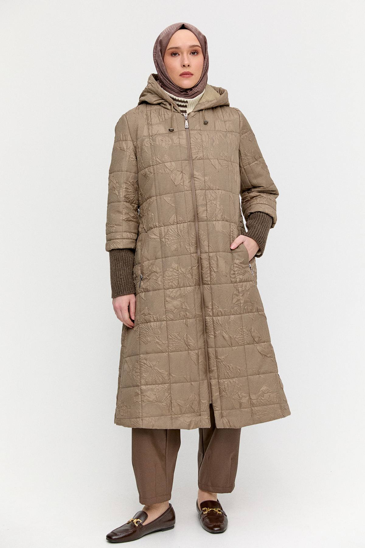 Kapüşonlu Çiçek Desenli Kapitone Kaban, Tesettür Giyim