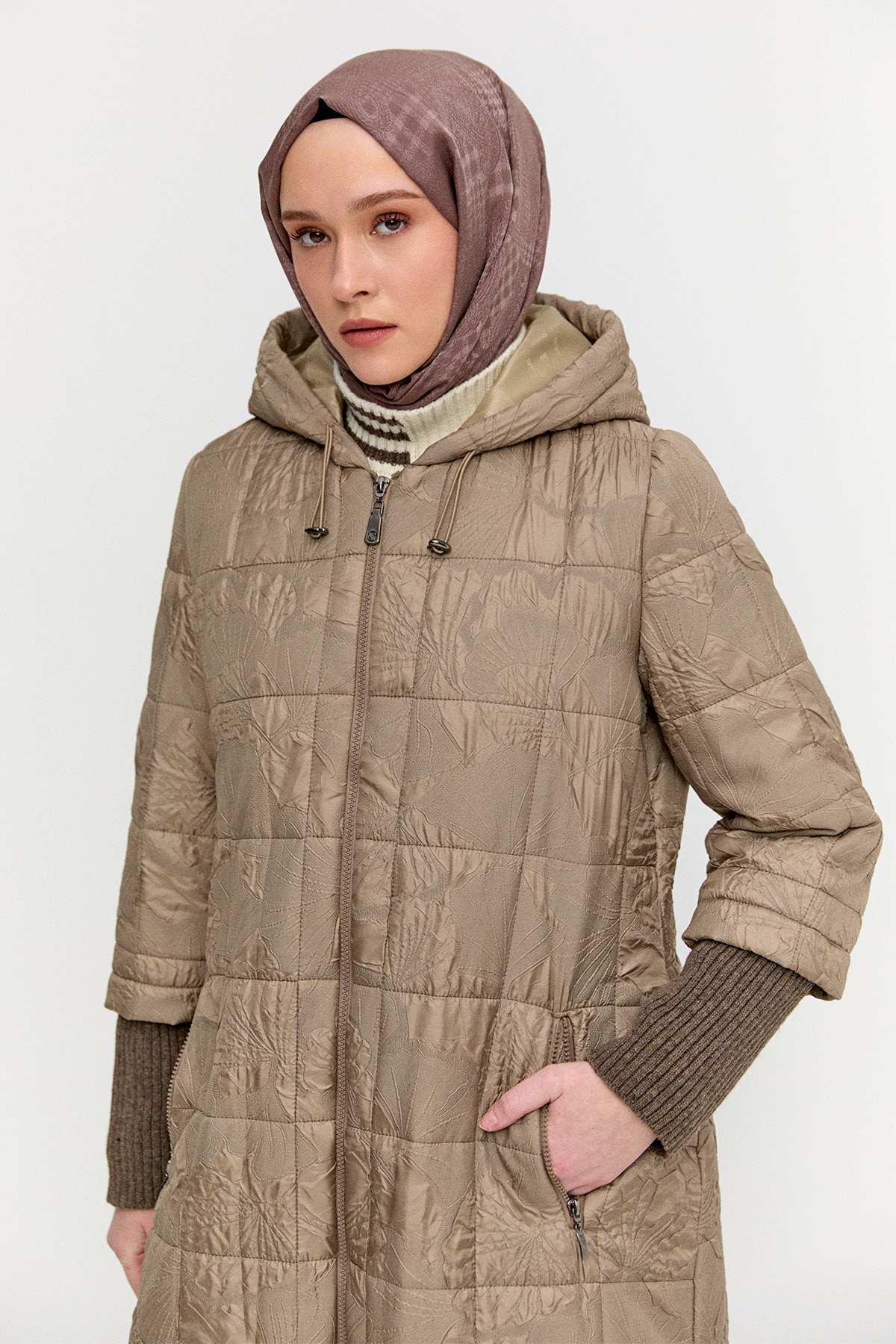 Kapüşonlu Çiçek Desenli Kapitone Kaban, Tesettür Giyim