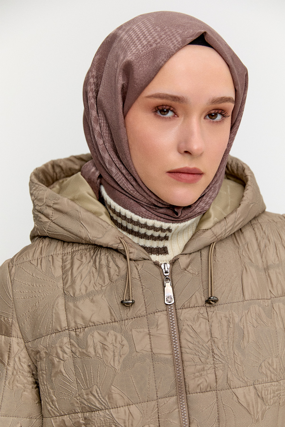 Kapüşonlu Çiçek Desenli Kapitone Kaban, Tesettür Giyim