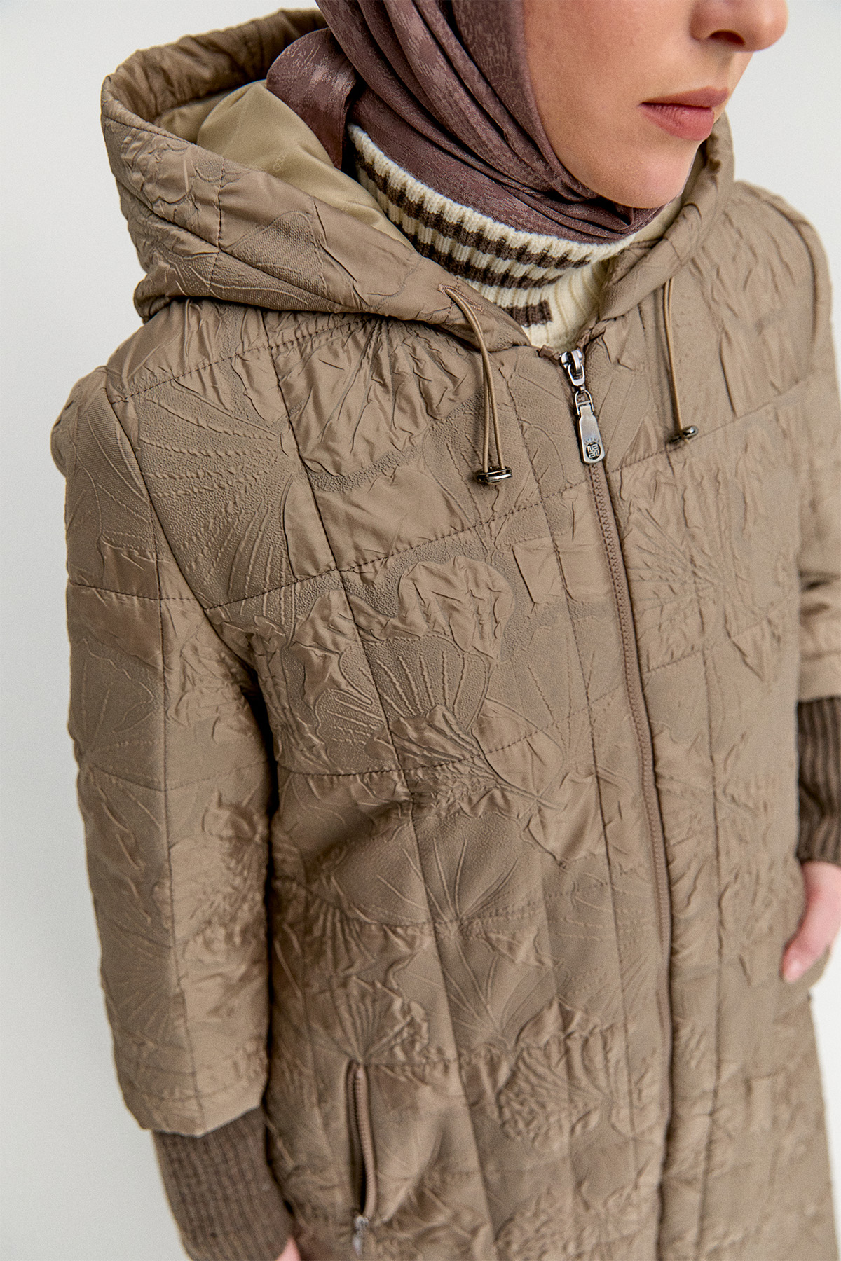 Kapüşonlu Çiçek Desenli Kapitone Kaban, Tesettür Giyim