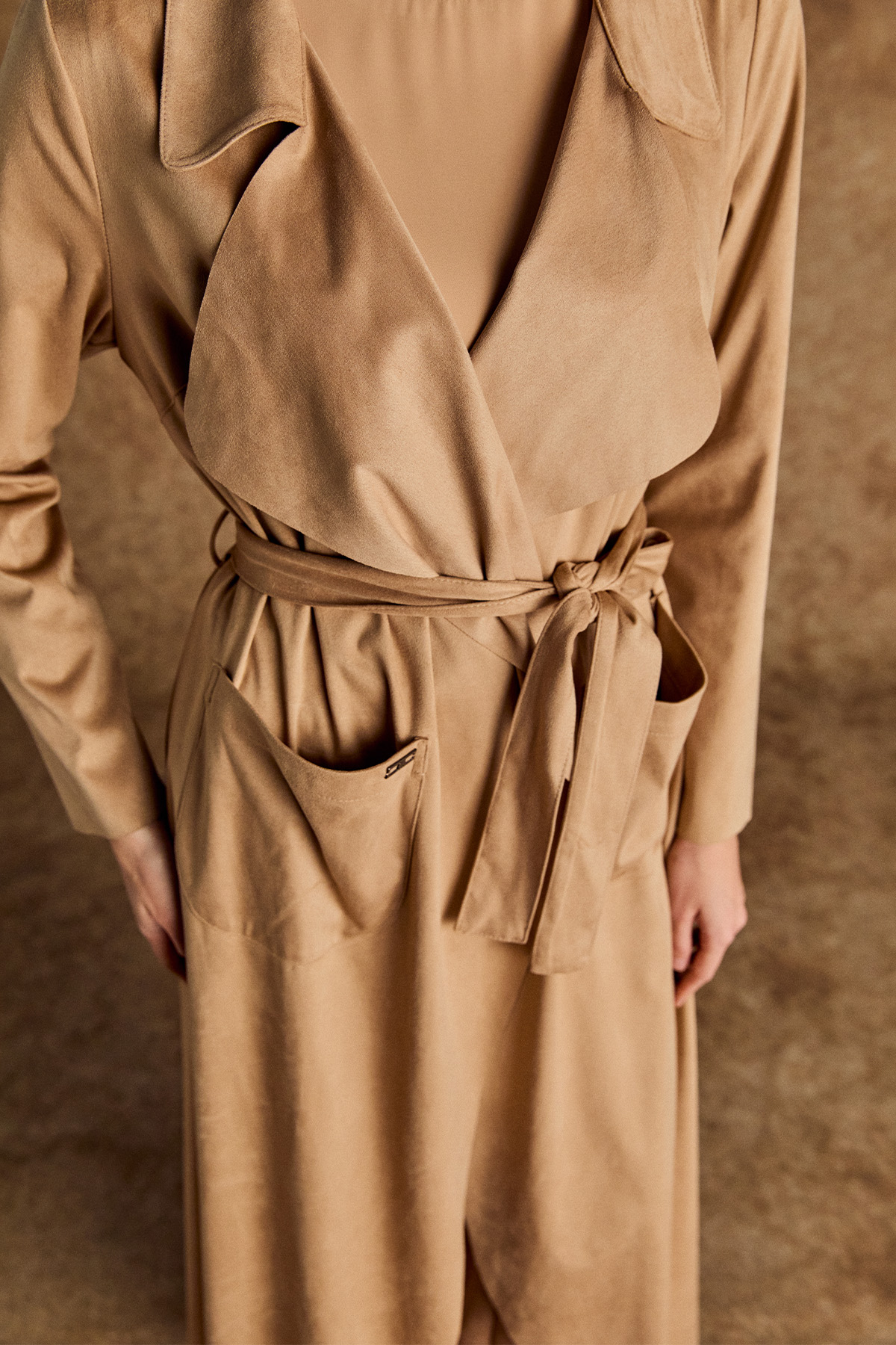 Süet Dokulu Kuşaklı Ceket Yaka Pardösü