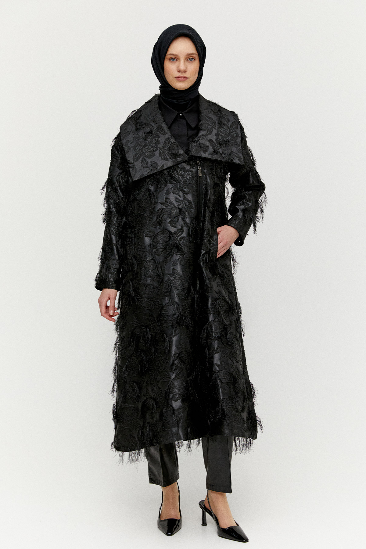 Jakarlı Dokulu Püskül Detaylı Kruvaze Pardesü