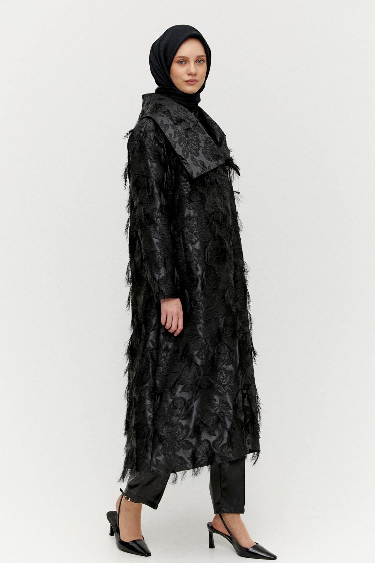 Jakarlı Dokulu Püskül Detaylı Kruvaze Pardesü