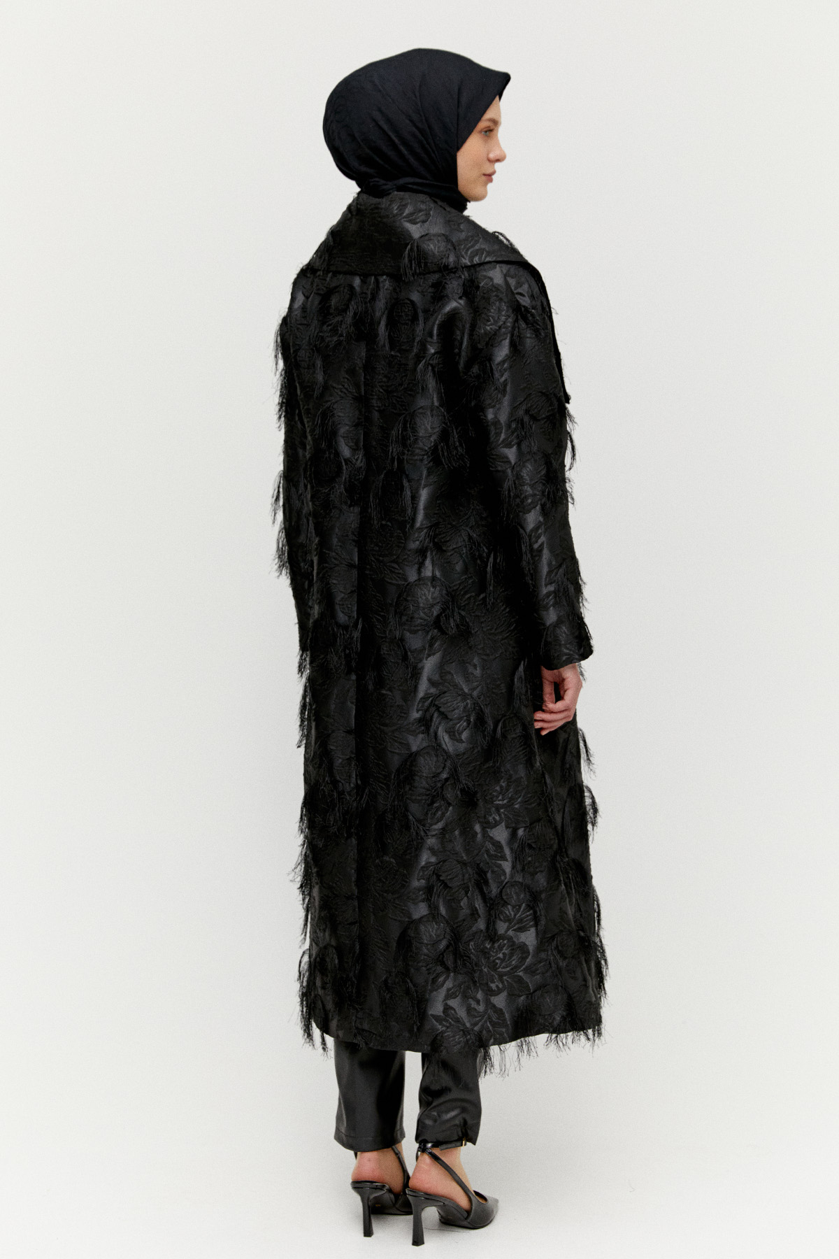 Jakarlı Dokulu Püskül Detaylı Kruvaze Pardesü