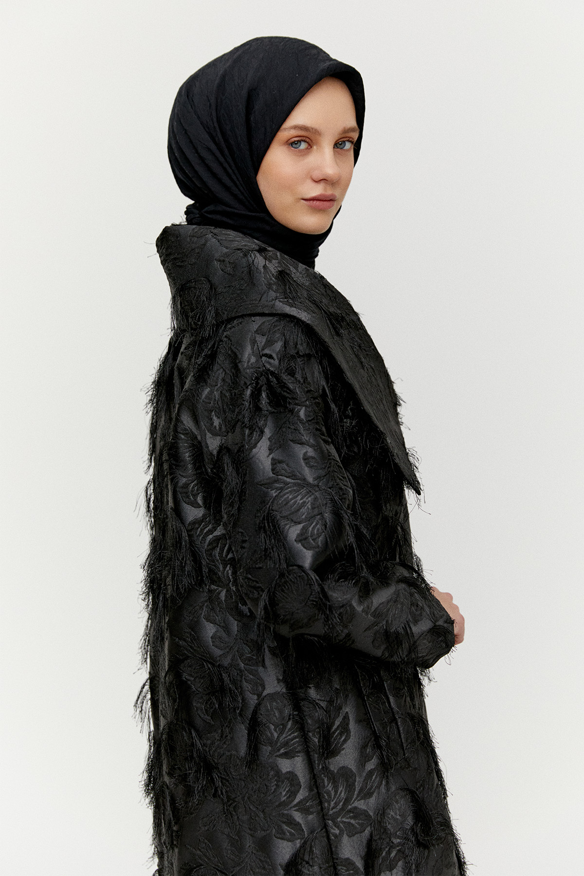 Jakarlı Dokulu Püskül Detaylı Kruvaze Pardesü