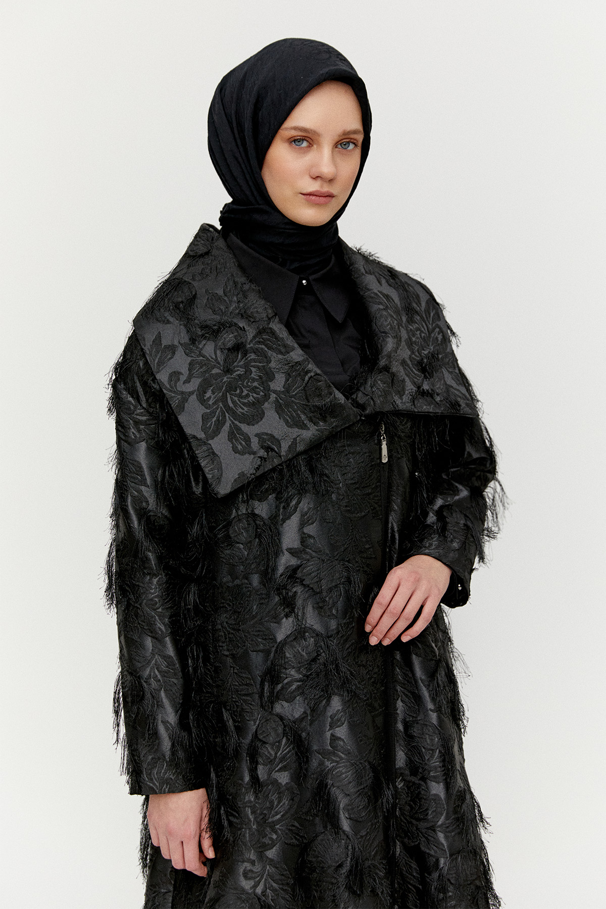 Jakarlı Dokulu Püskül Detaylı Kruvaze Pardesü