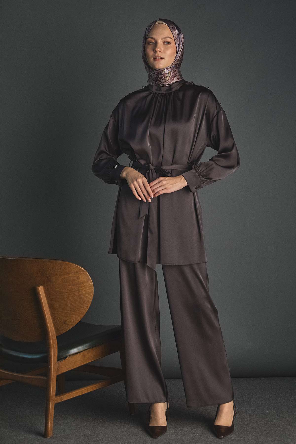 Süs Düğmeli Hakim Yakalı Saten İkili Takım