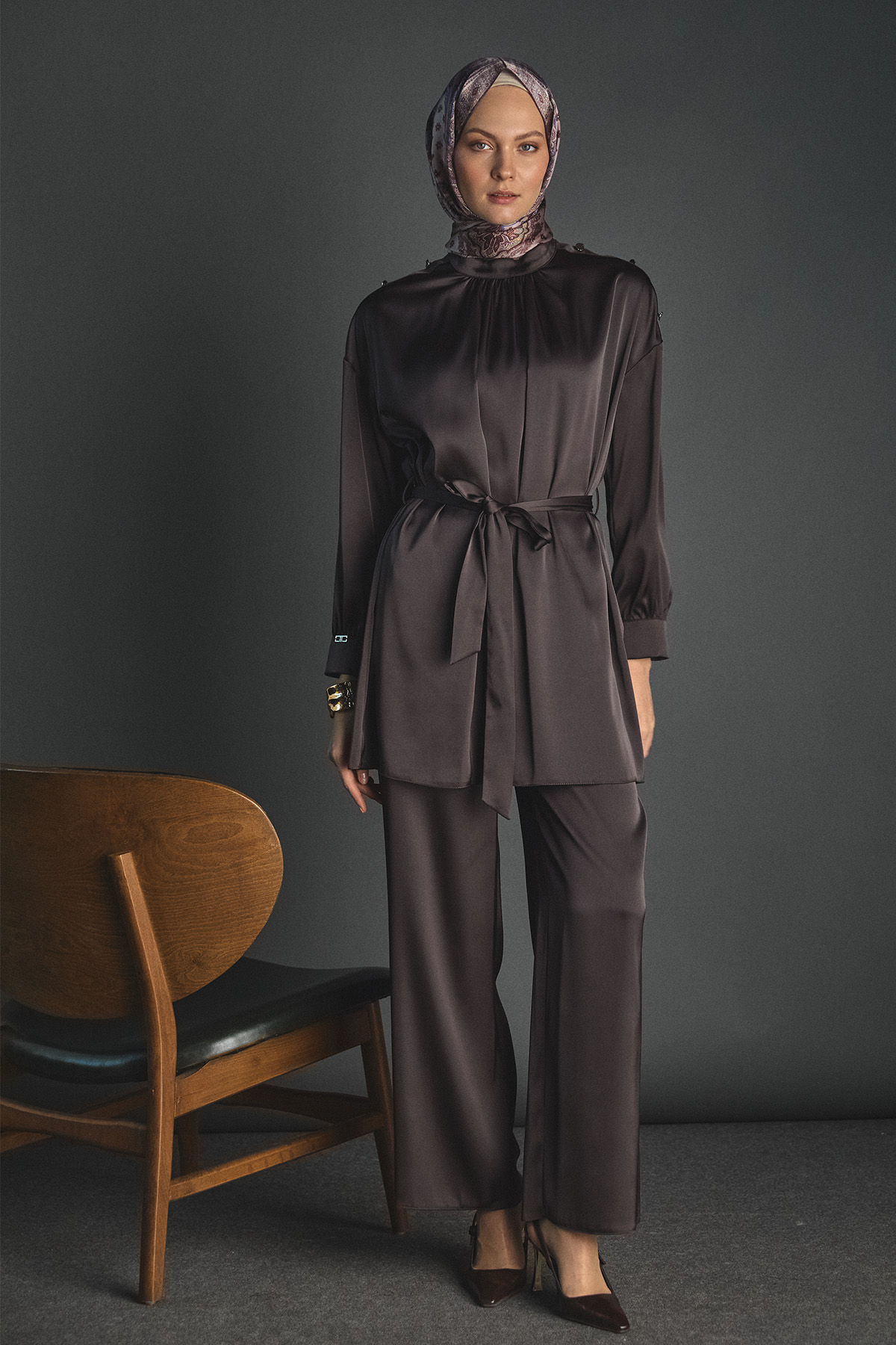 Süs Düğmeli Hakim Yakalı Saten İkili Takım