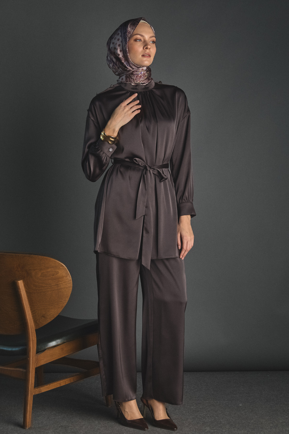 Süs Düğmeli Hakim Yakalı Saten İkili Takım