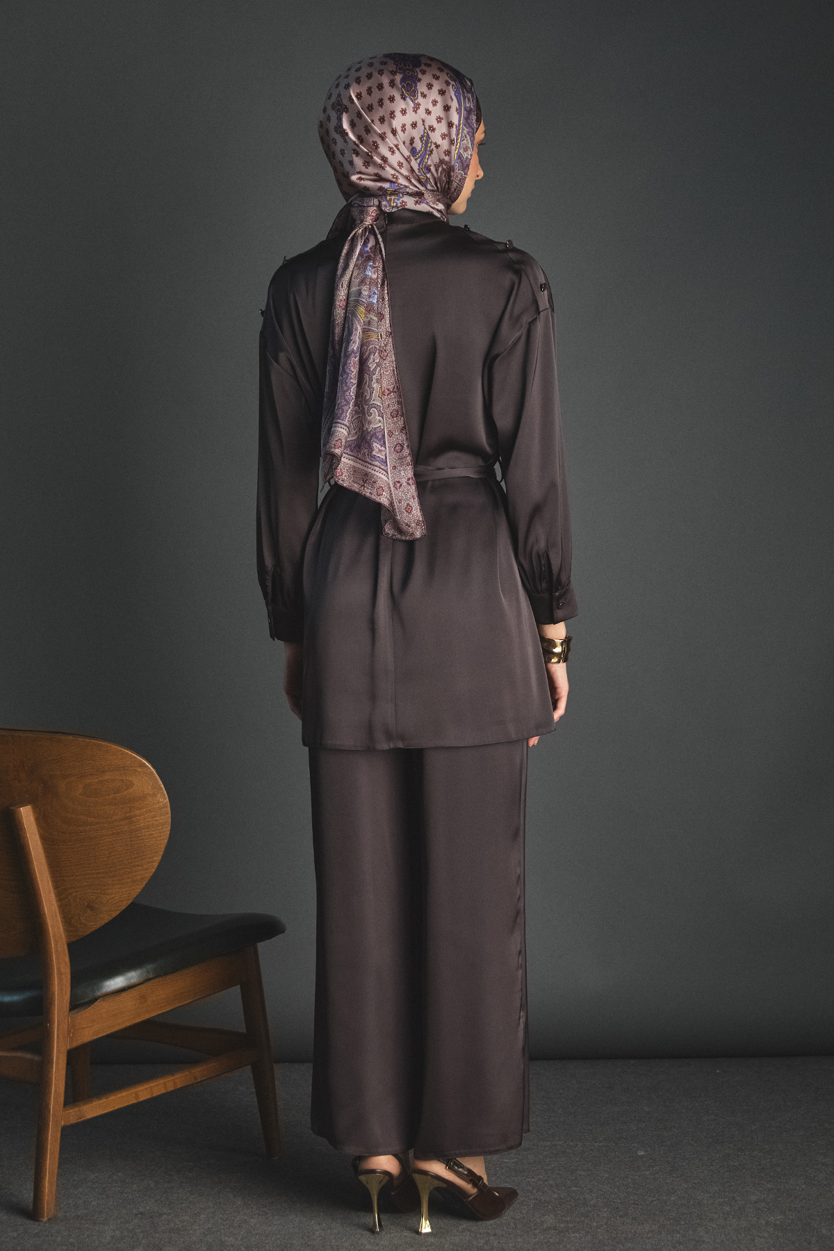 Süs Düğmeli Hakim Yakalı Saten İkili Takım