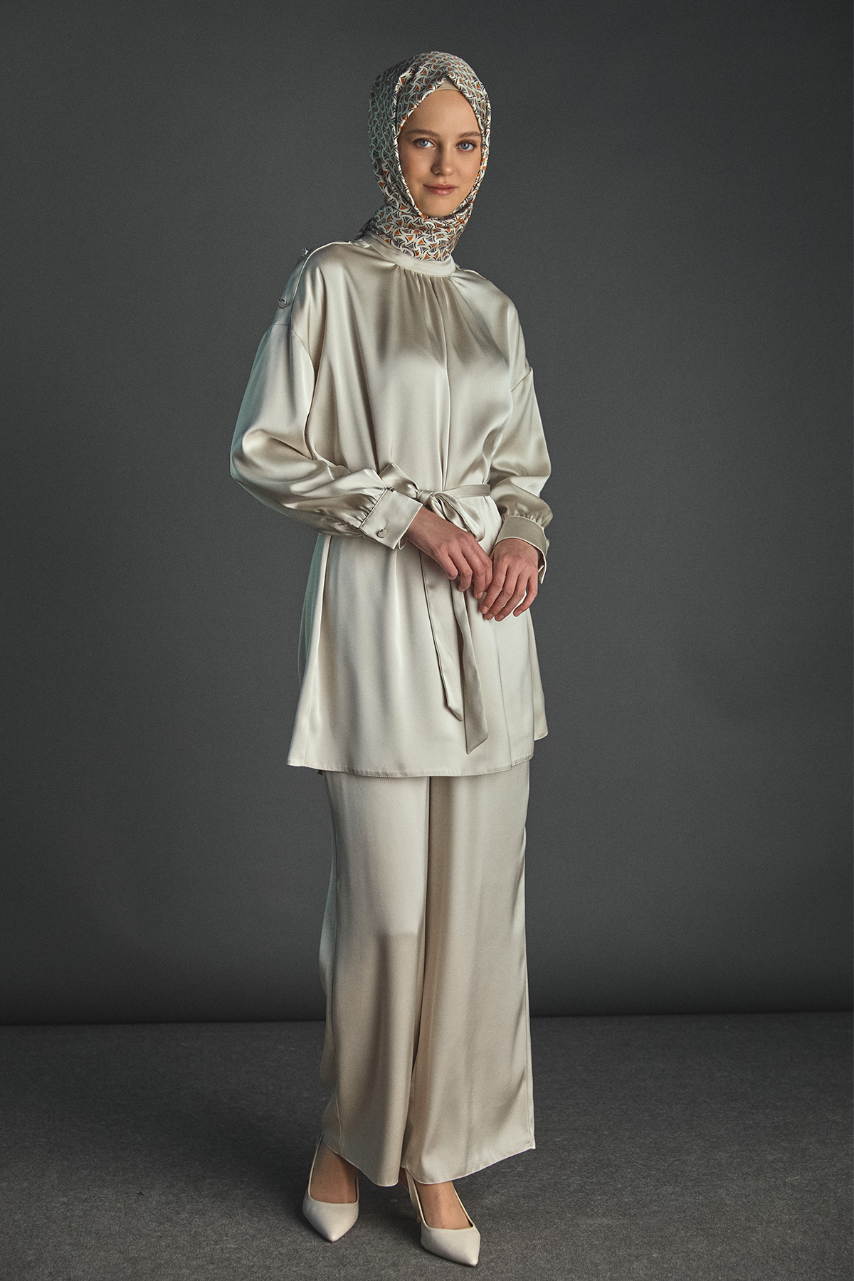 Süs Düğmeli Hakim Yakalı Saten İkili Takım