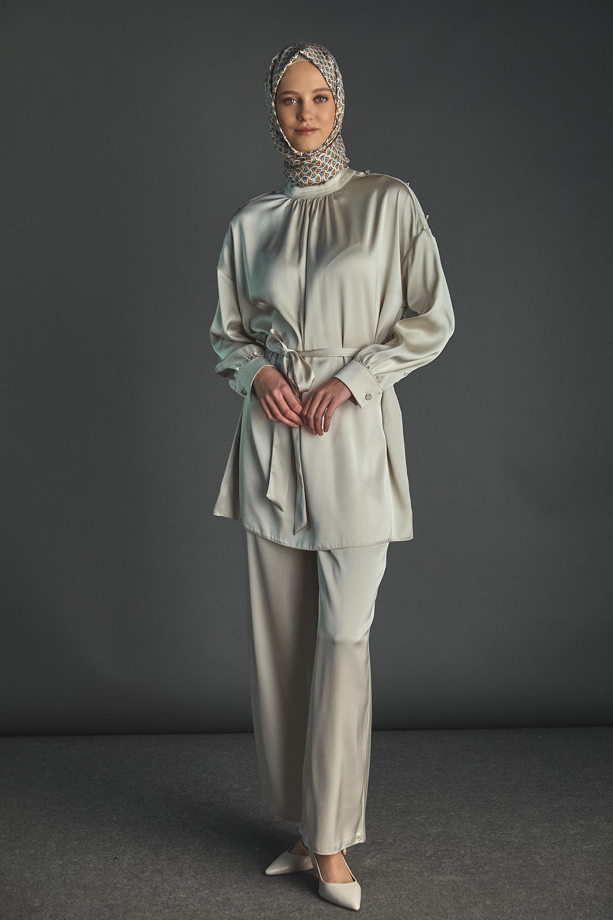 Süs Düğmeli Hakim Yakalı Saten İkili Takım