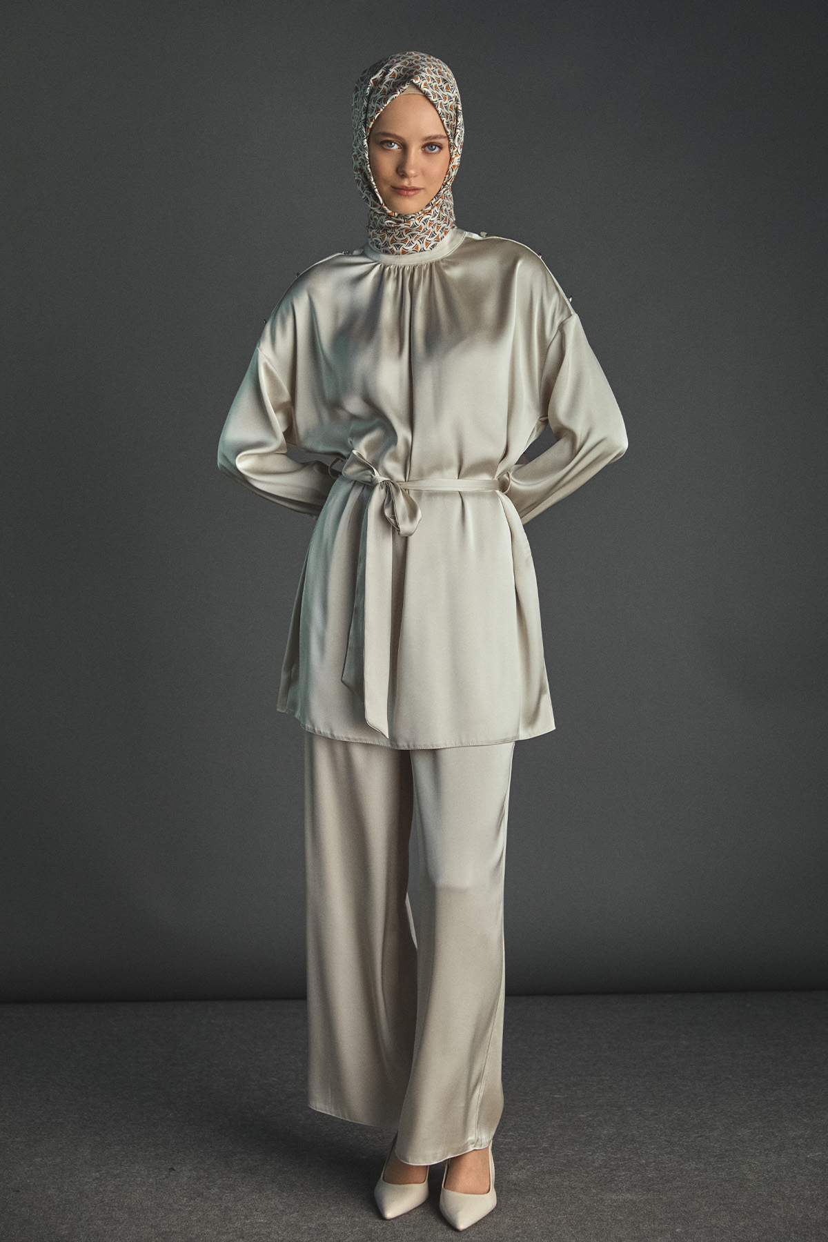 Süs Düğmeli Hakim Yakalı Saten İkili Takım