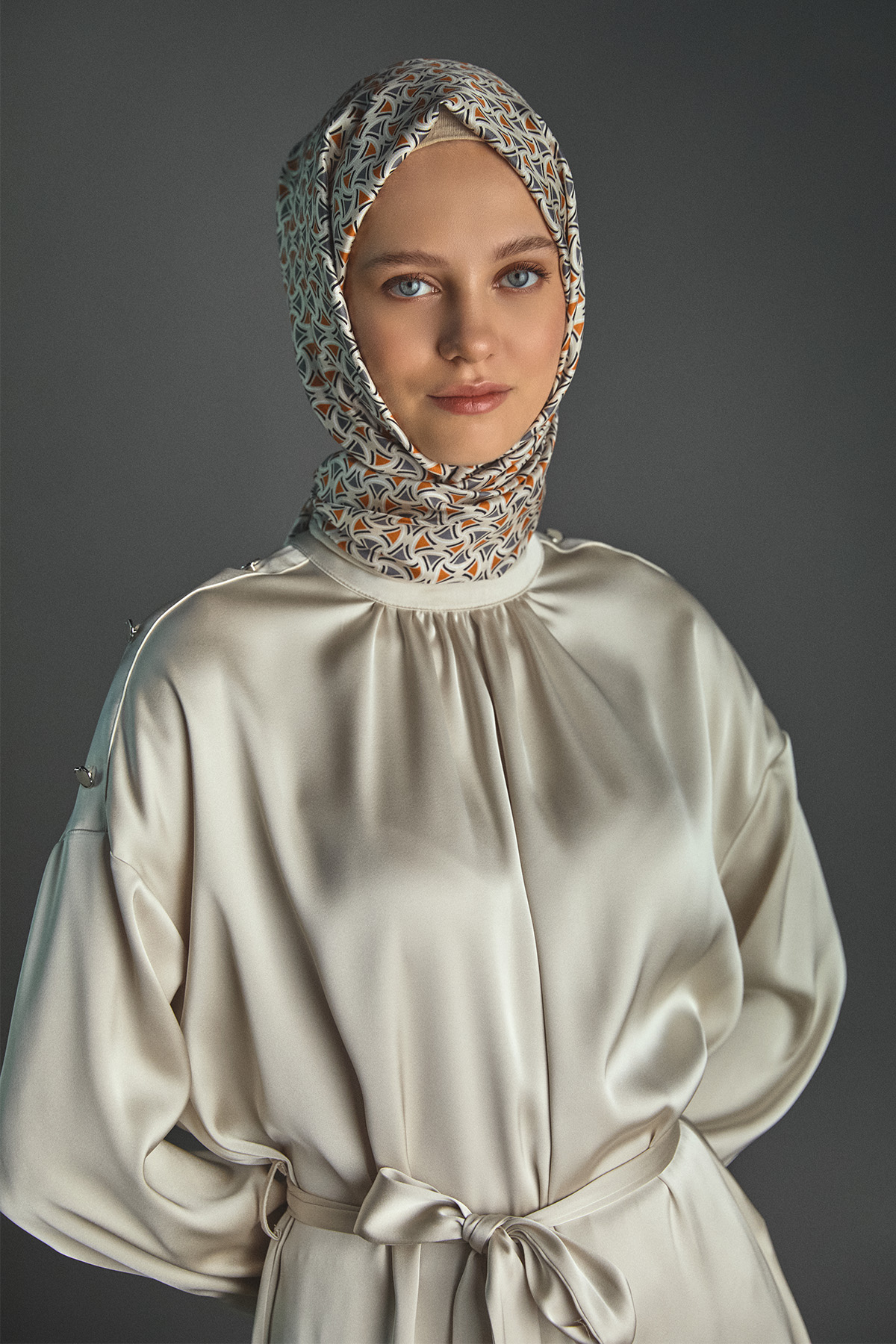 Süs Düğmeli Hakim Yakalı Saten İkili Takım