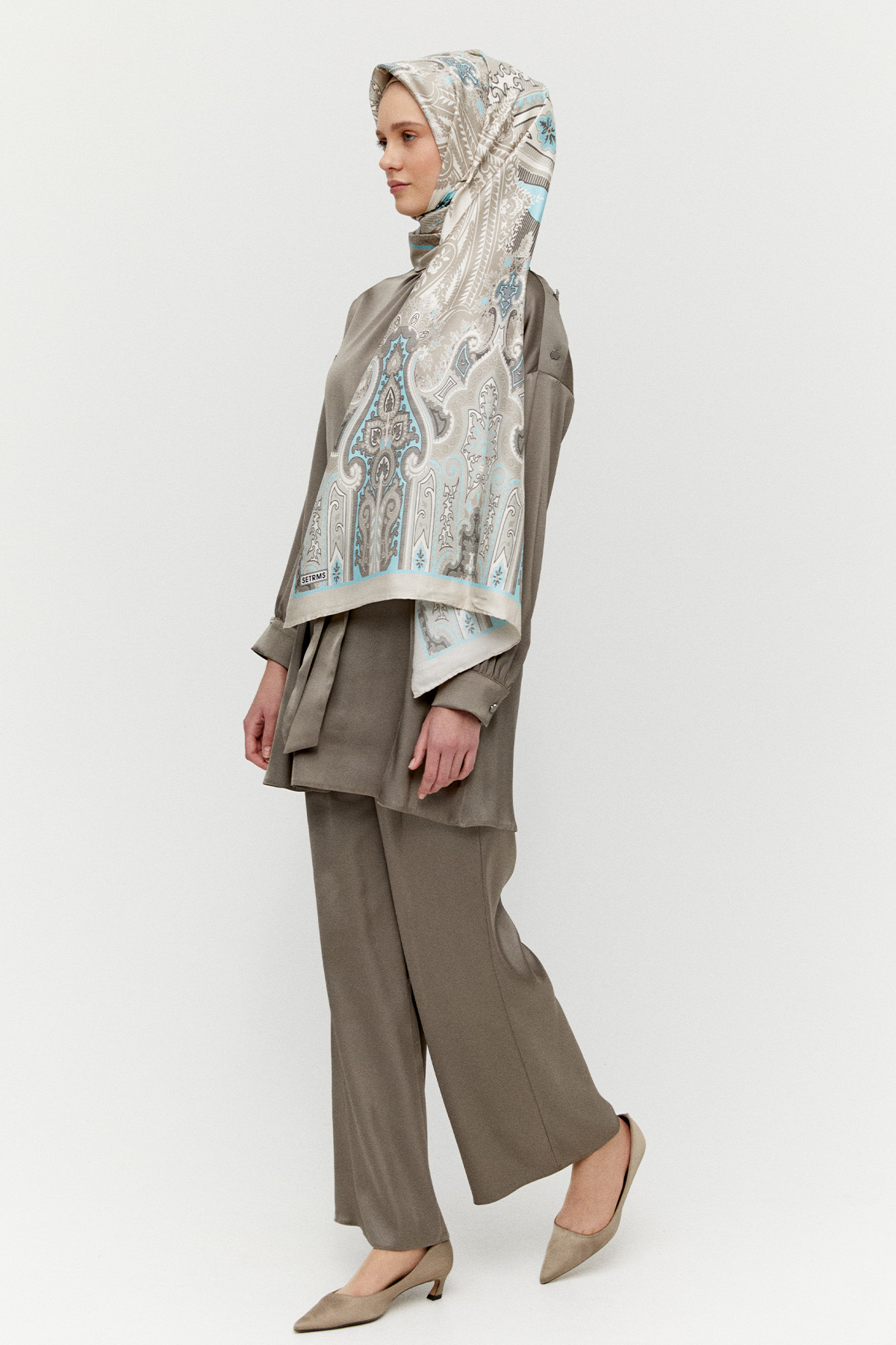 Süs Düğmeli Hakim Yakalı Saten İkili Takım