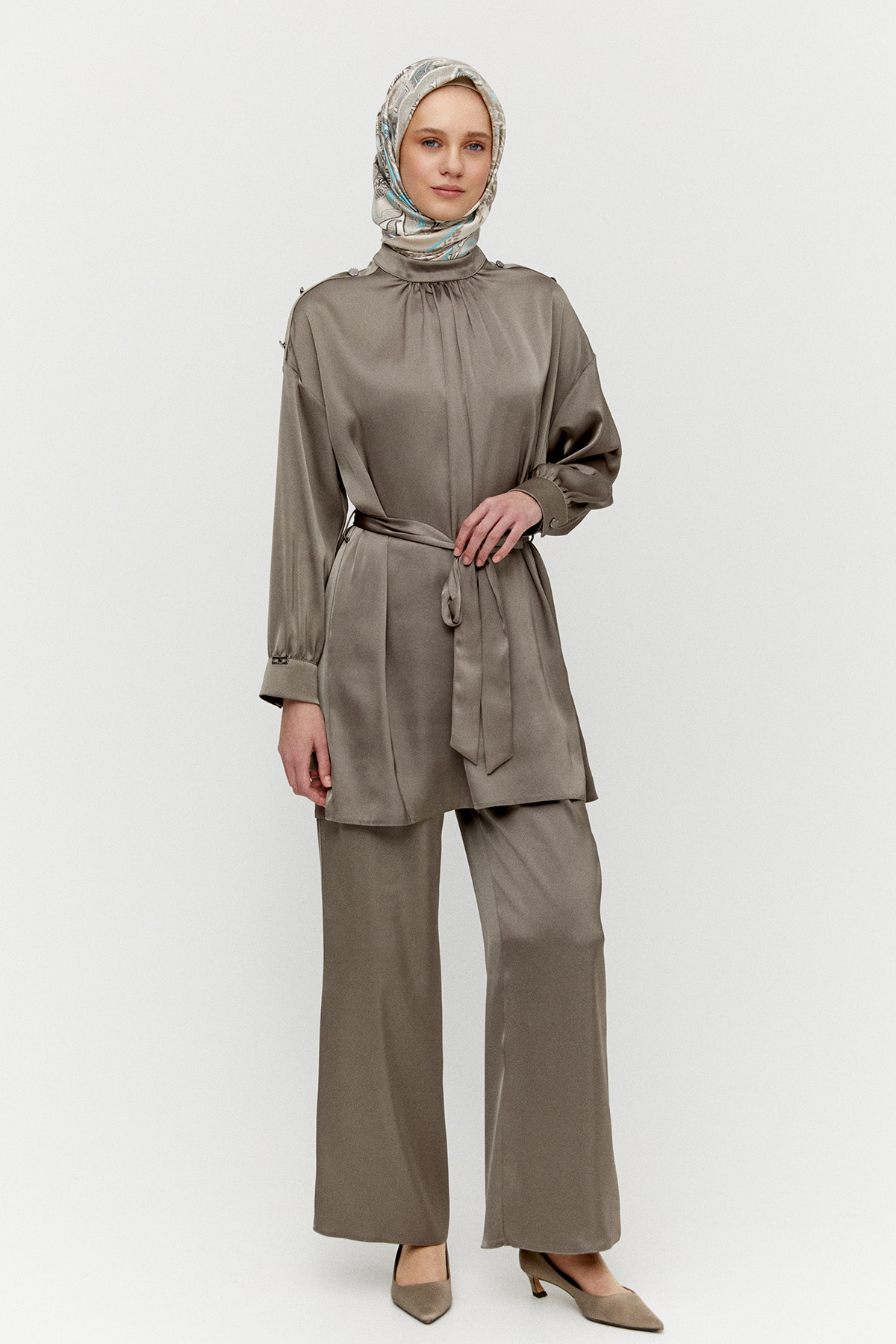 Süs Düğmeli Hakim Yakalı Saten İkili Takım