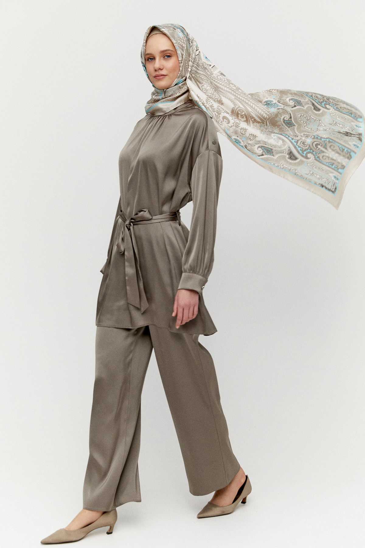 Süs Düğmeli Hakim Yakalı Saten İkili Takım