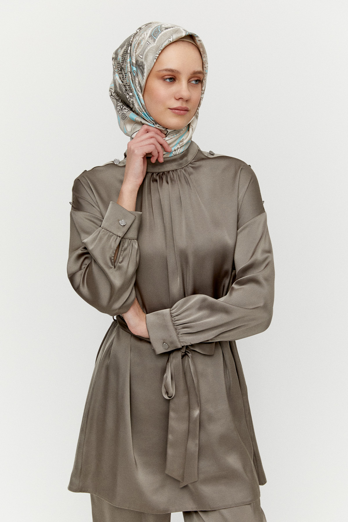 Süs Düğmeli Hakim Yakalı Saten İkili Takım