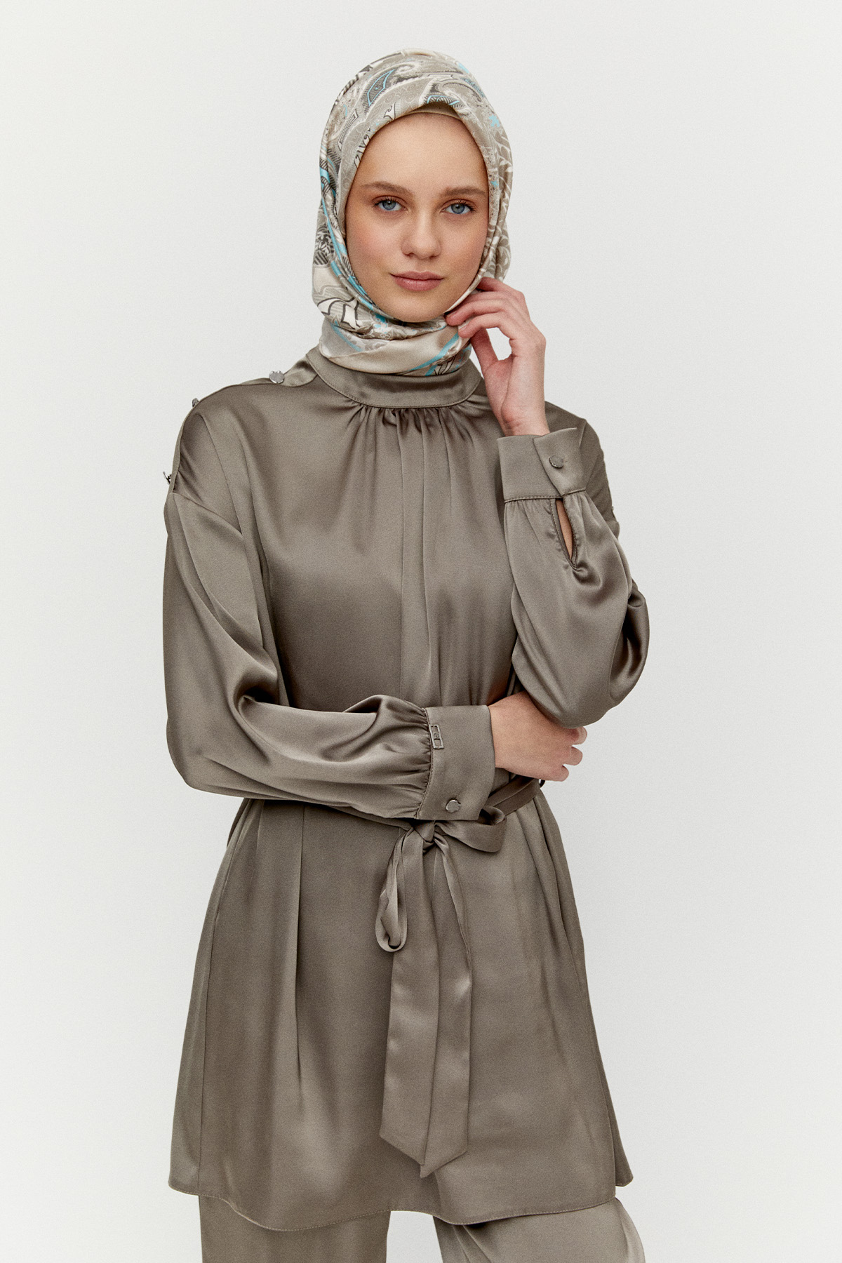 Süs Düğmeli Hakim Yakalı Saten İkili Takım