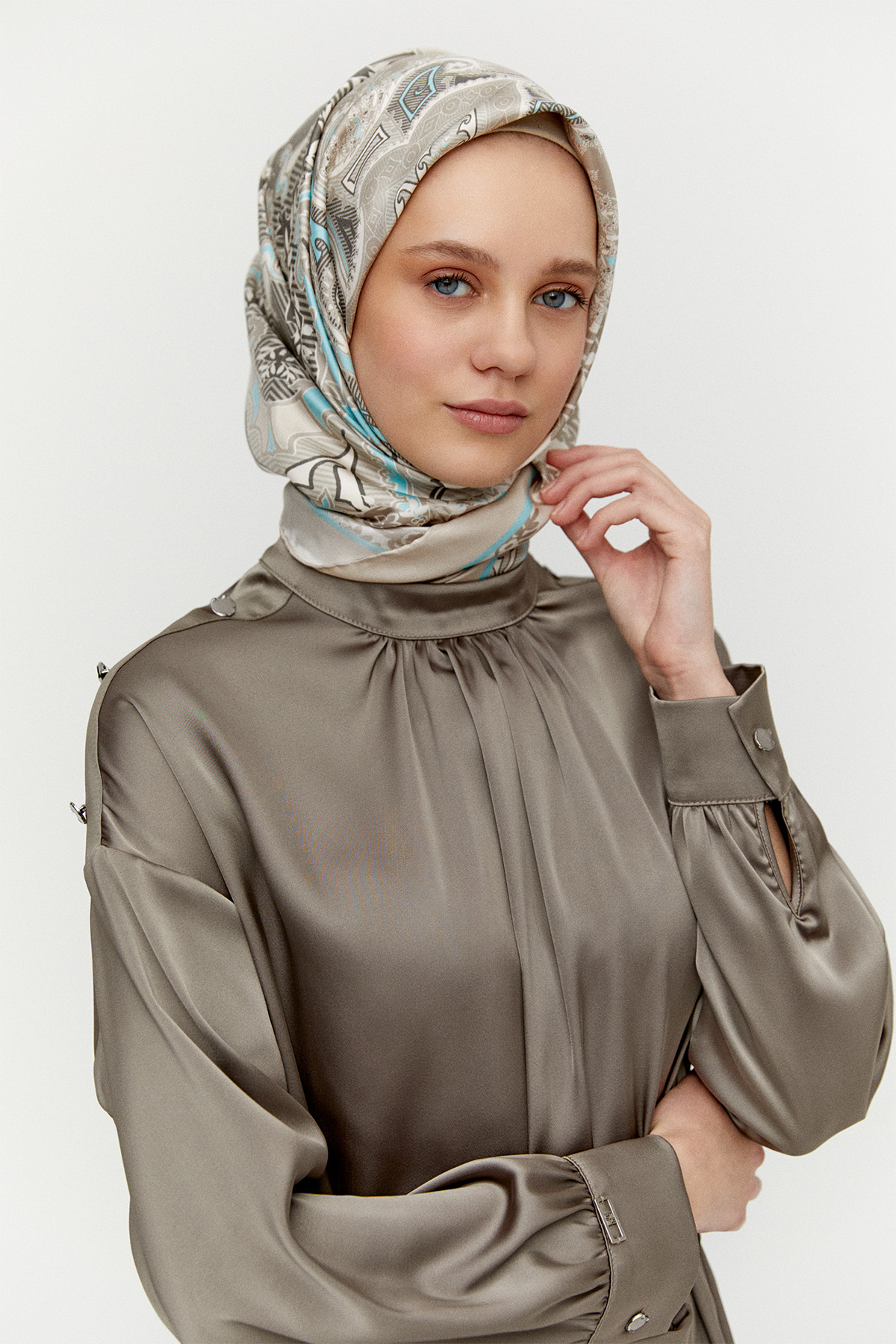 Süs Düğmeli Hakim Yakalı Saten İkili Takım