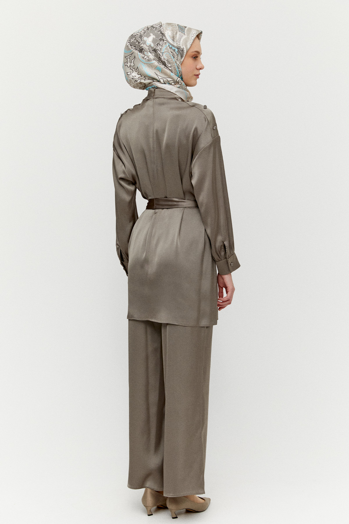 Süs Düğmeli Hakim Yakalı Saten İkili Takım