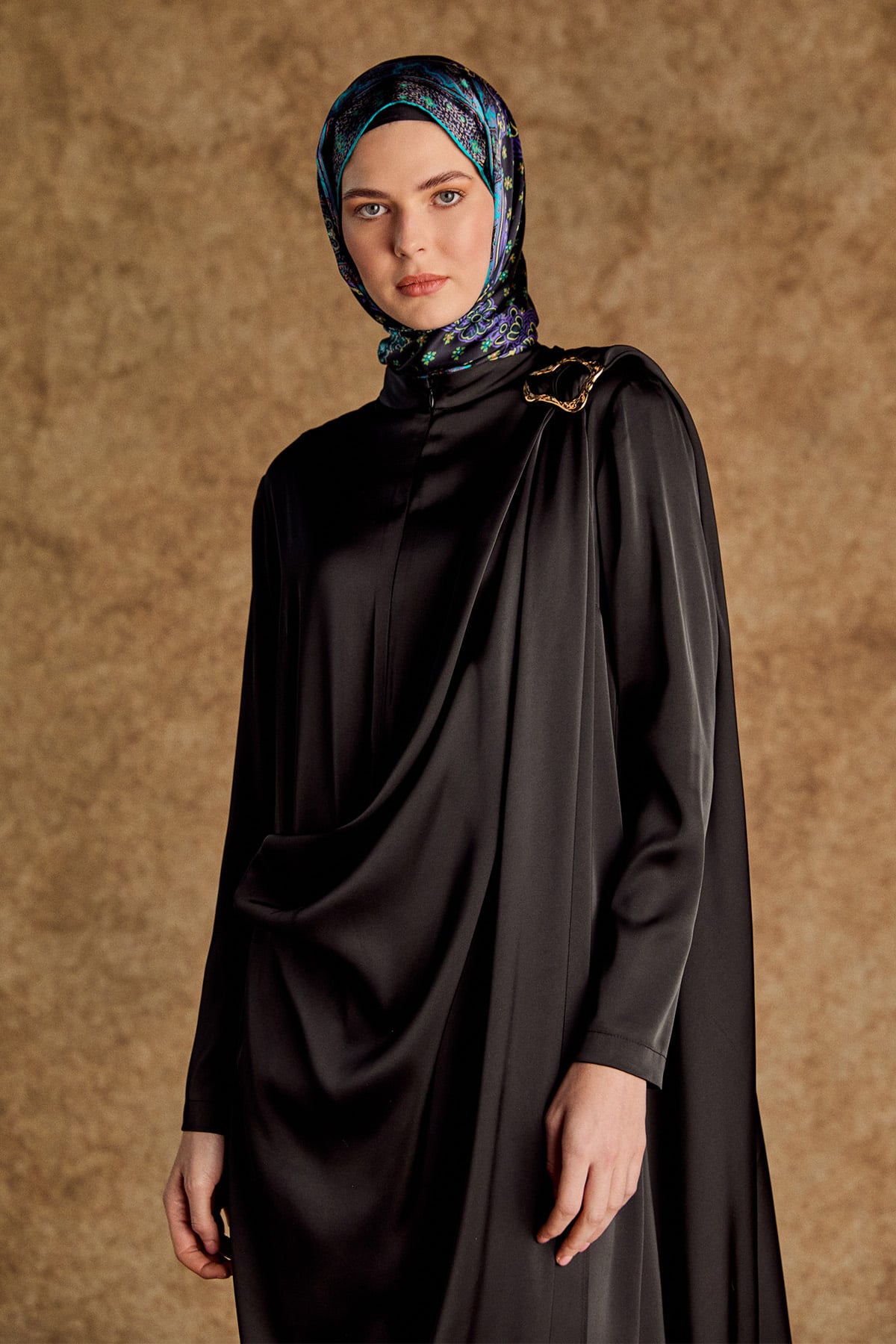 Pelerin Detaylı Toka Fularlı Tulum, Tesettür Giyim