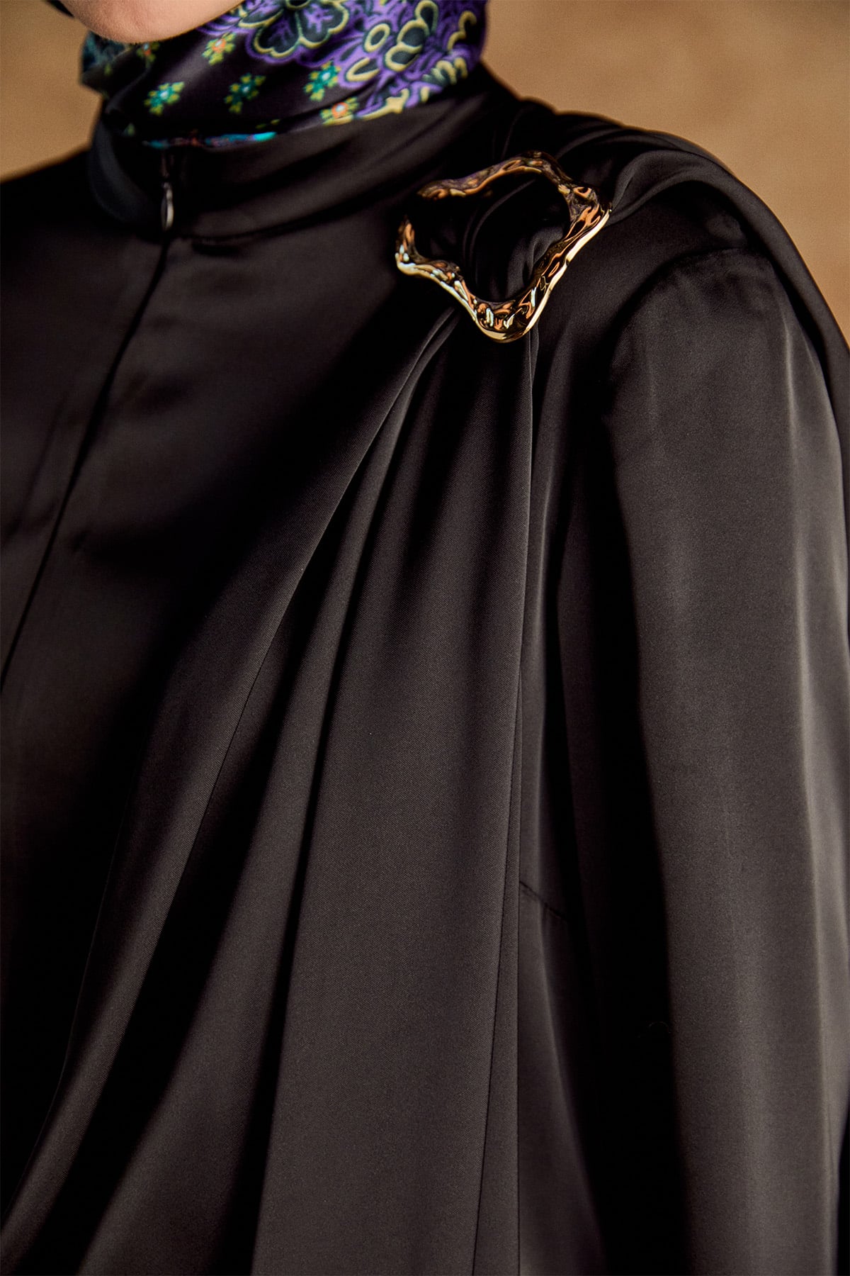 Pelerin Detaylı Toka Fularlı Tulum, Tesettür Giyim