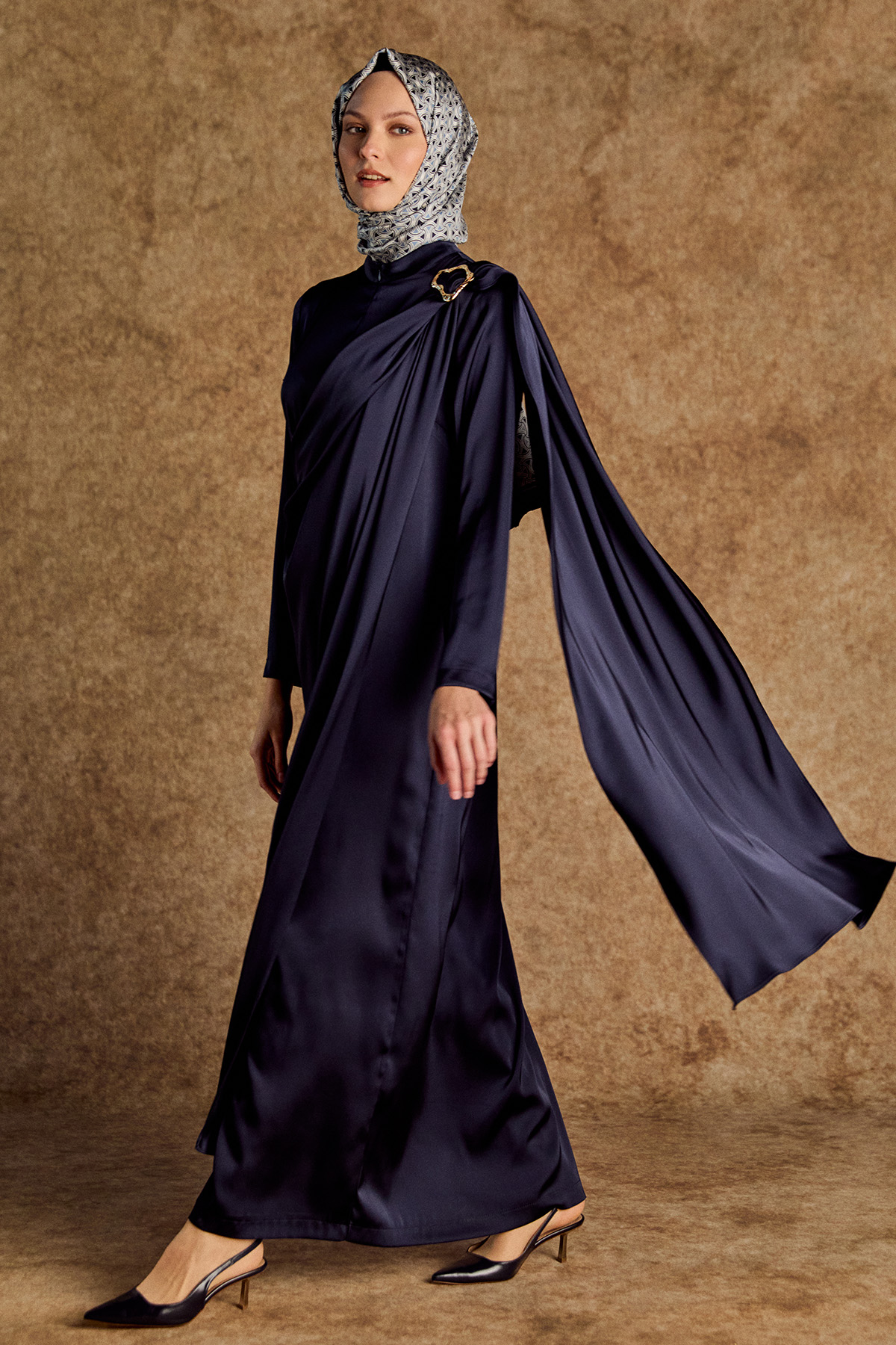 Pelerin Detaylı Toka Fularlı Tulum