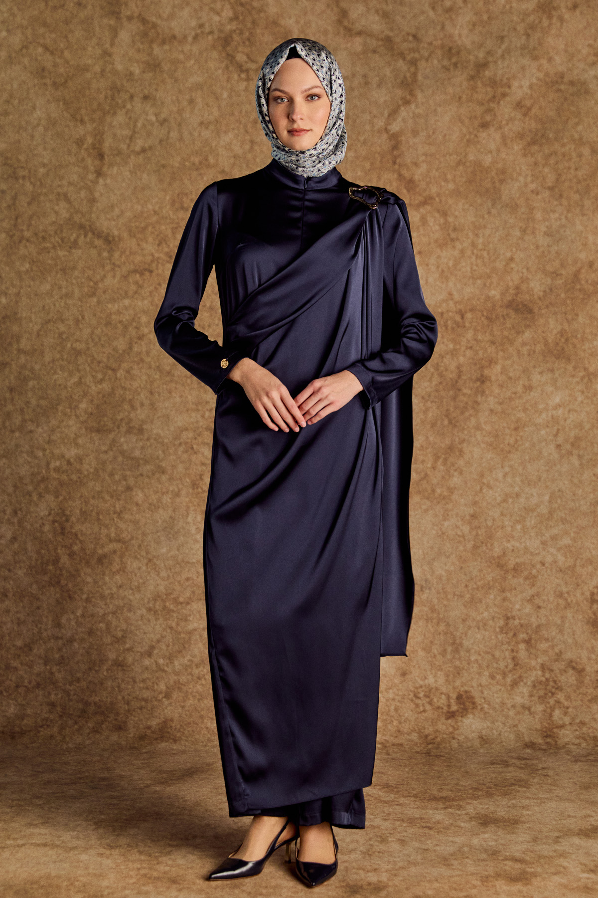 Pelerin Detaylı Toka Fularlı Tulum